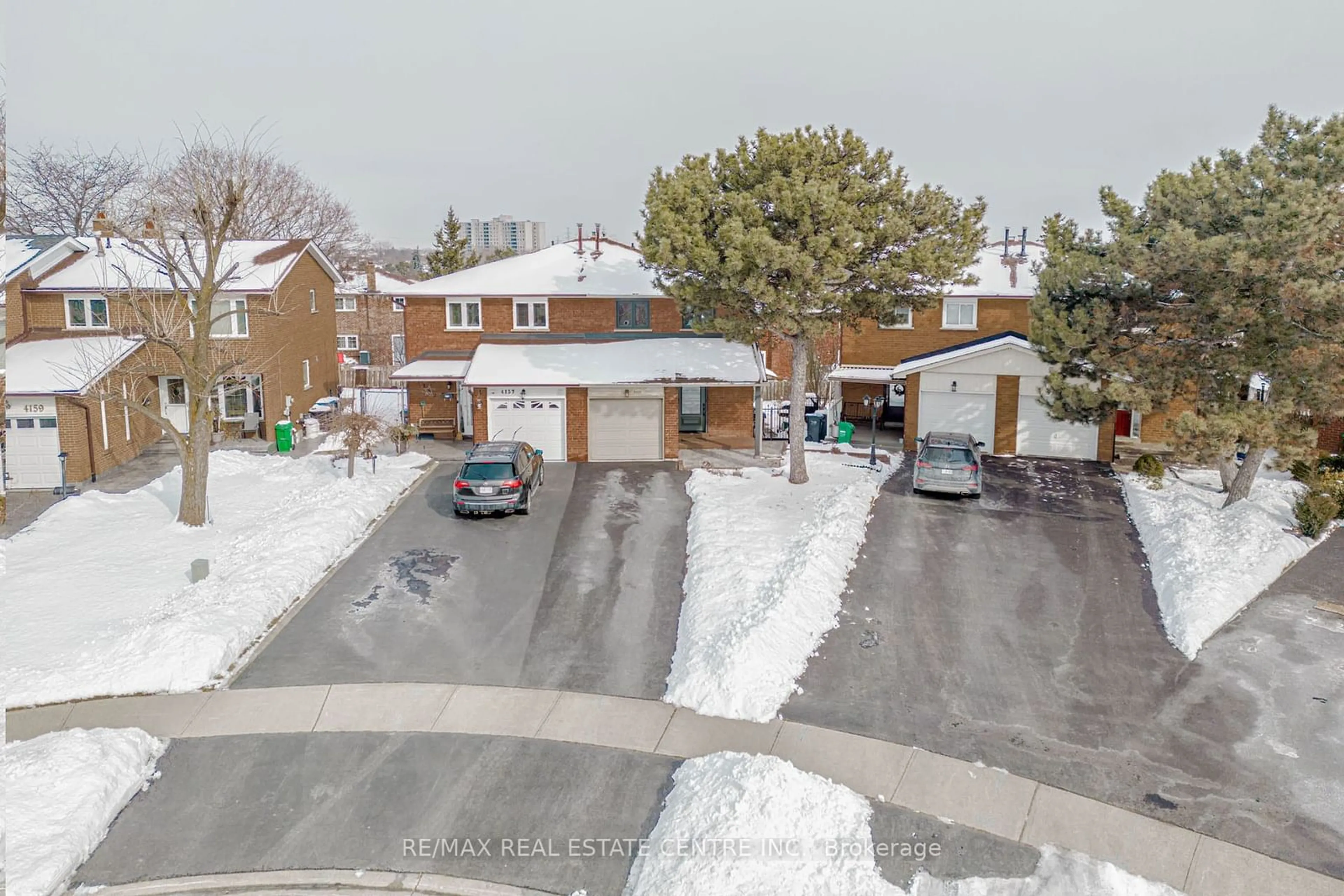 A pic from outside/outdoor area/front of a property/back of a property/a pic from drone, street for 4155 Dursley Cres, Mississauga Ontario L4Z 1J6