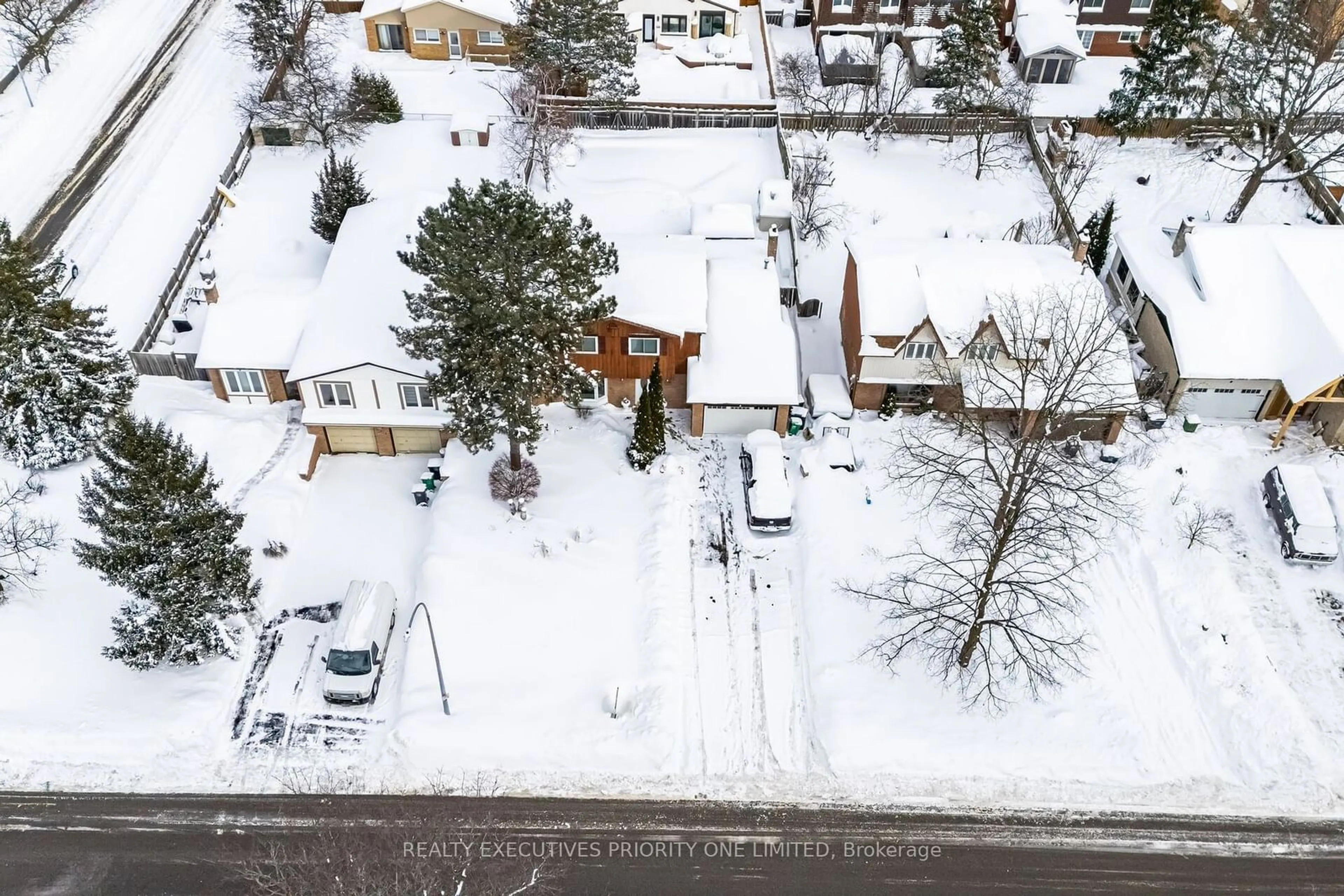 A pic from outside/outdoor area/front of a property/back of a property/a pic from drone, street for 365 Kingsview Dr, Caledon Ontario L7E 3Z2