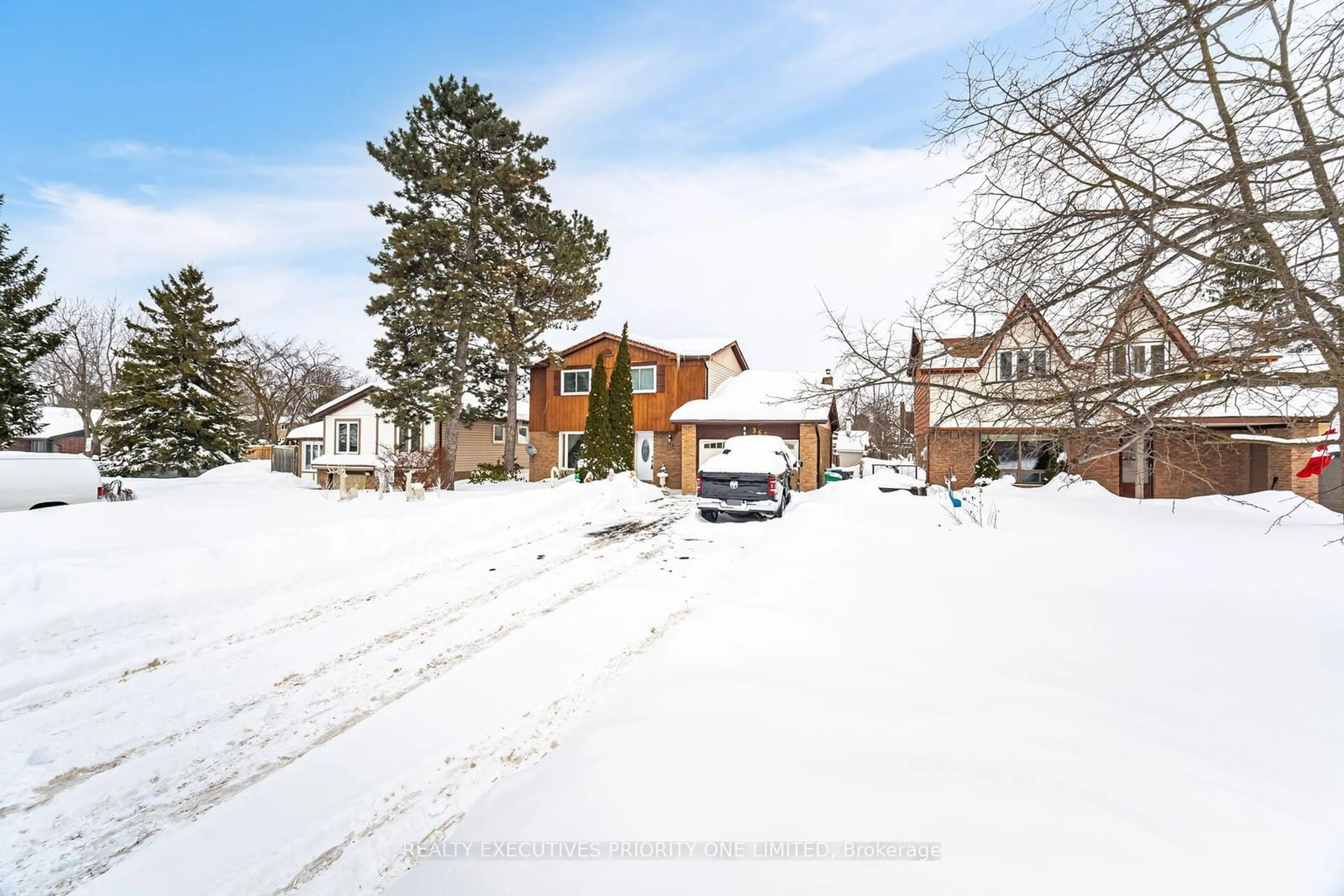 A pic from outside/outdoor area/front of a property/back of a property/a pic from drone, street for 365 Kingsview Dr, Caledon Ontario L7E 3Z2