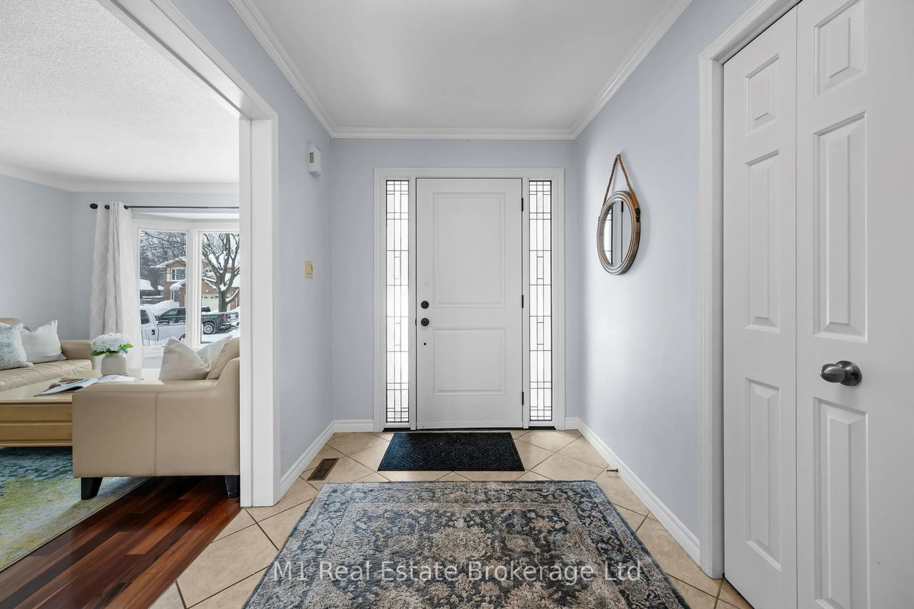 Indoor entryway for 2149 Deerwood Dr, Burlington Ontario L7M 2Y3