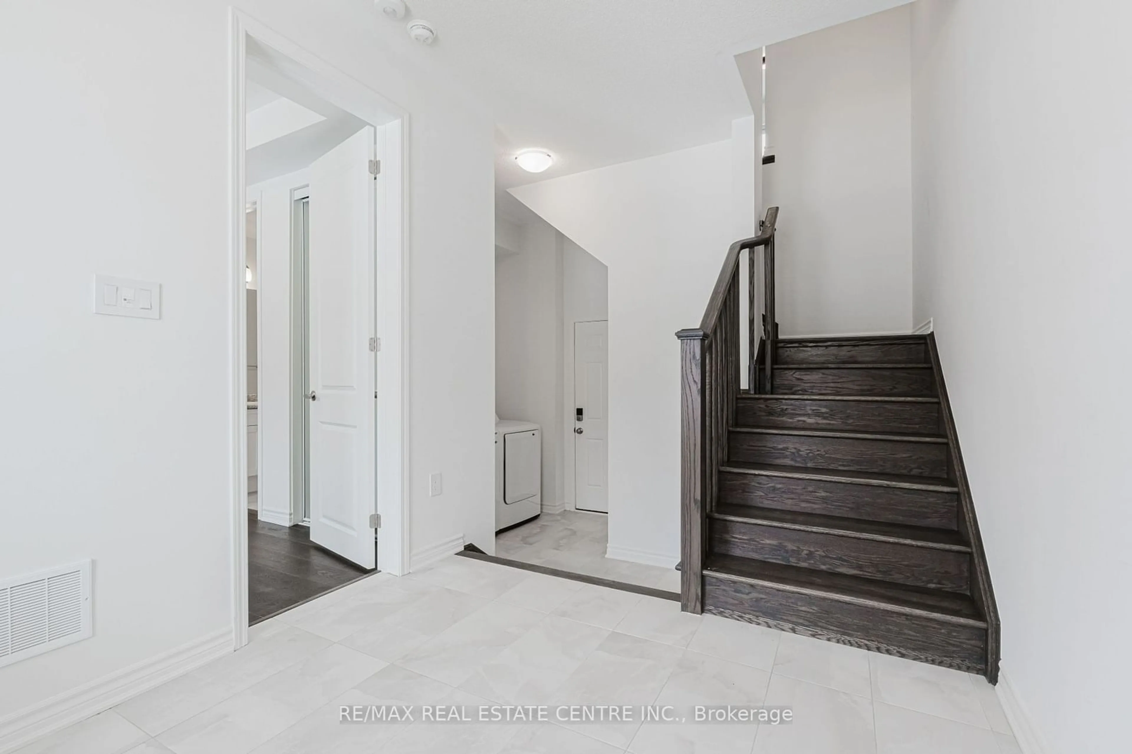 Indoor foyer for 34 Bellasera Way, Caledon Ontario L7C 4P1