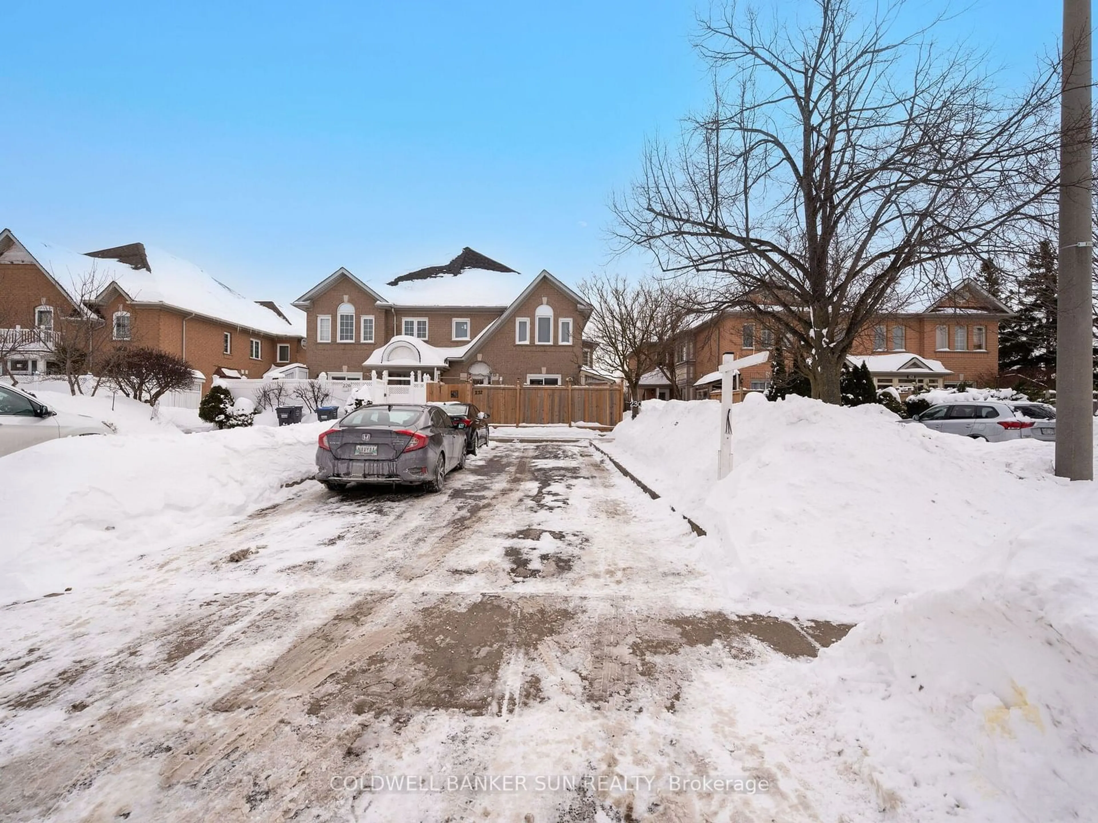 A pic from outside/outdoor area/front of a property/back of a property/a pic from drone, street for 230 Pressed Brick Dr, Brampton Ontario L6V 4L3