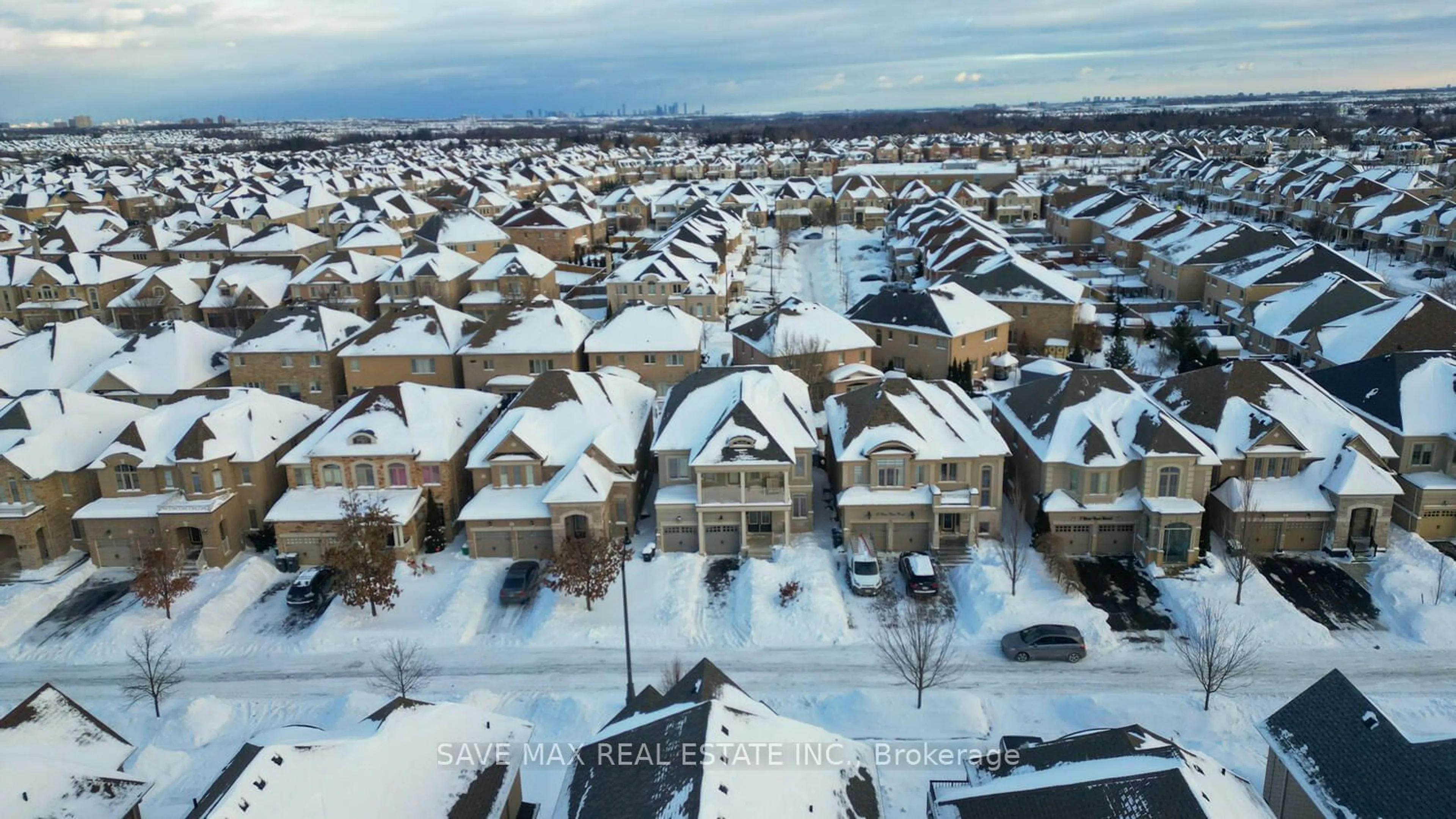 A pic from outside/outdoor area/front of a property/back of a property/a pic from drone, unknown for 11 Bear Run Rd, Brampton Ontario L6X 2Y8