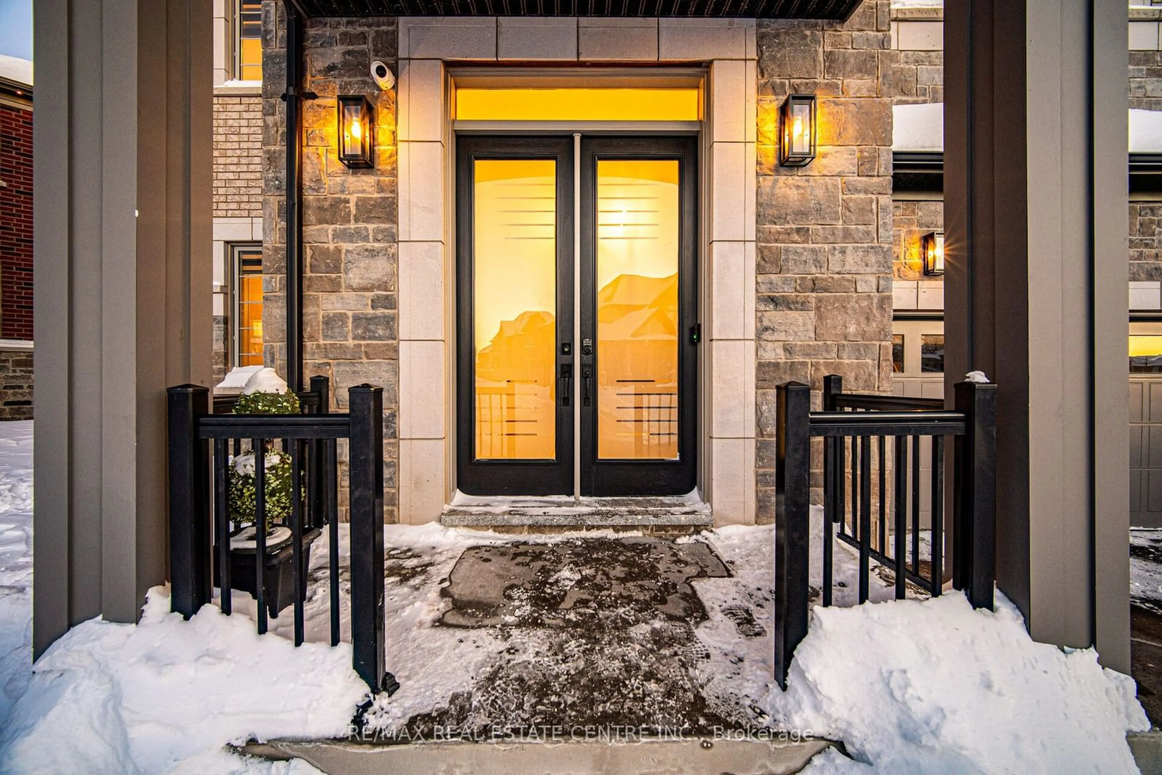 Indoor entryway for 583 Beam Crt, Milton Ontario L9E 1L3