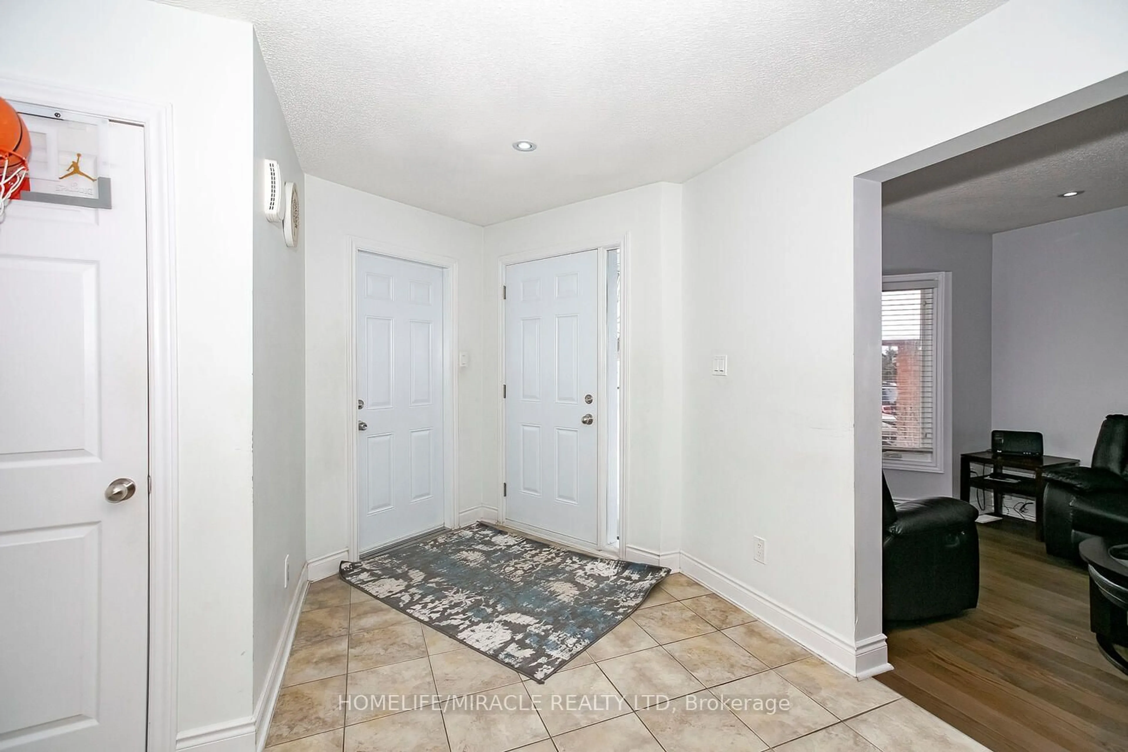 Indoor entryway for 25 Oaklea Blvd, Brampton Ontario L6Y 4H7