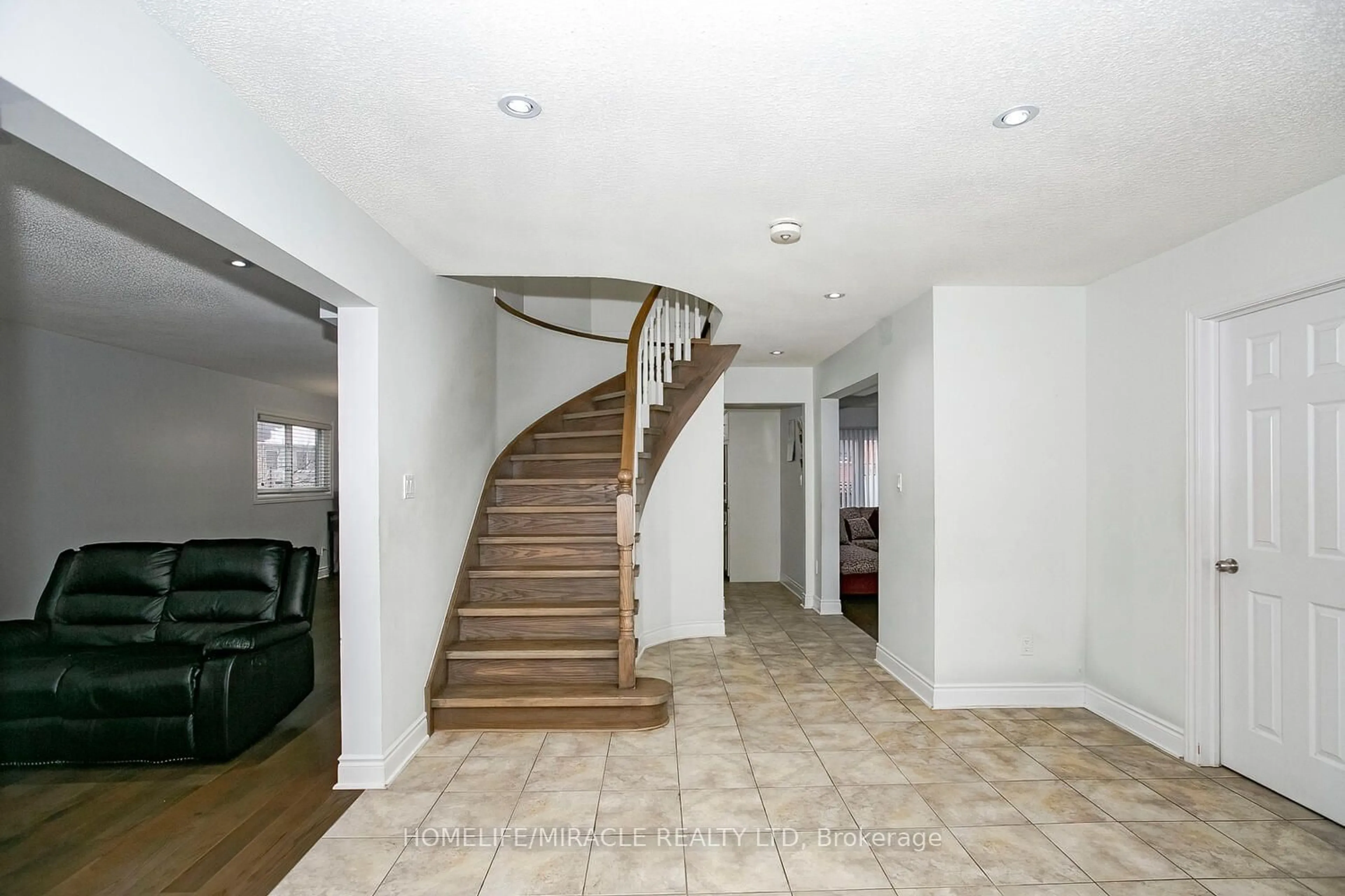 Indoor foyer for 25 Oaklea Blvd, Brampton Ontario L6Y 4H7