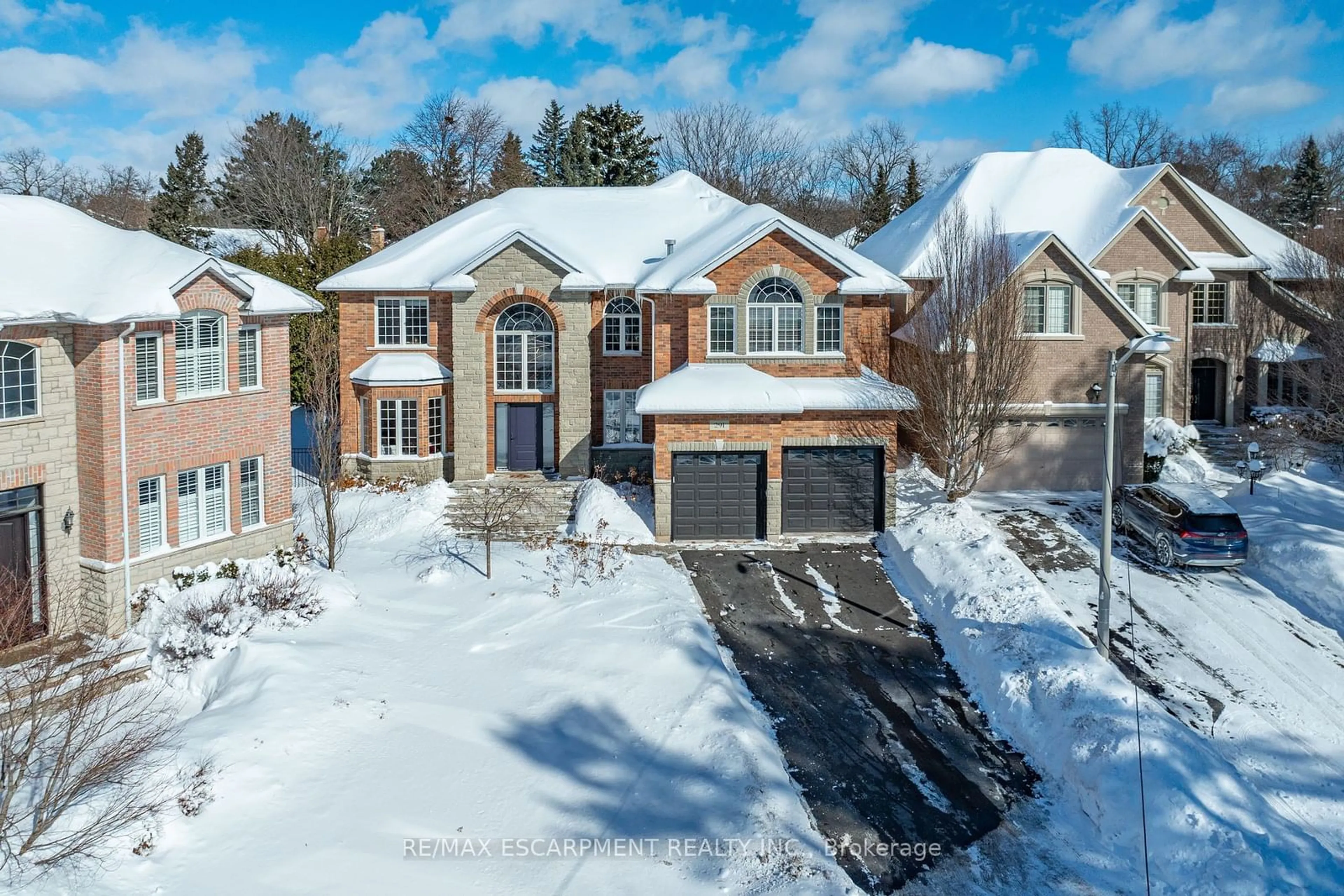 A pic from outside/outdoor area/front of a property/back of a property/a pic from drone, street for 291 Glen Afton Dr, Burlington Ontario L7L 1G8