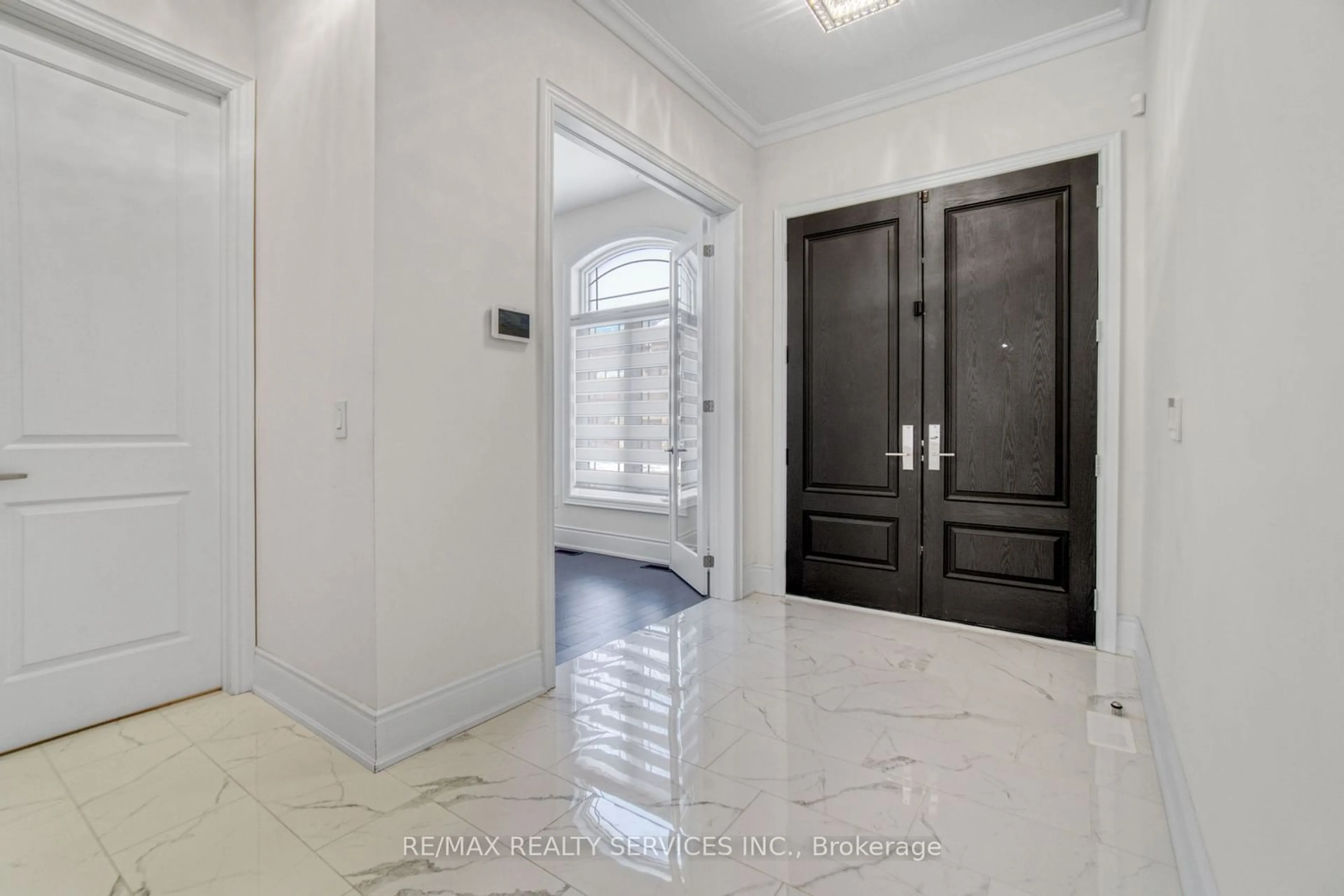 Indoor entryway for 1252 Queens Plate Rd, Oakville Ontario L6M 5M2