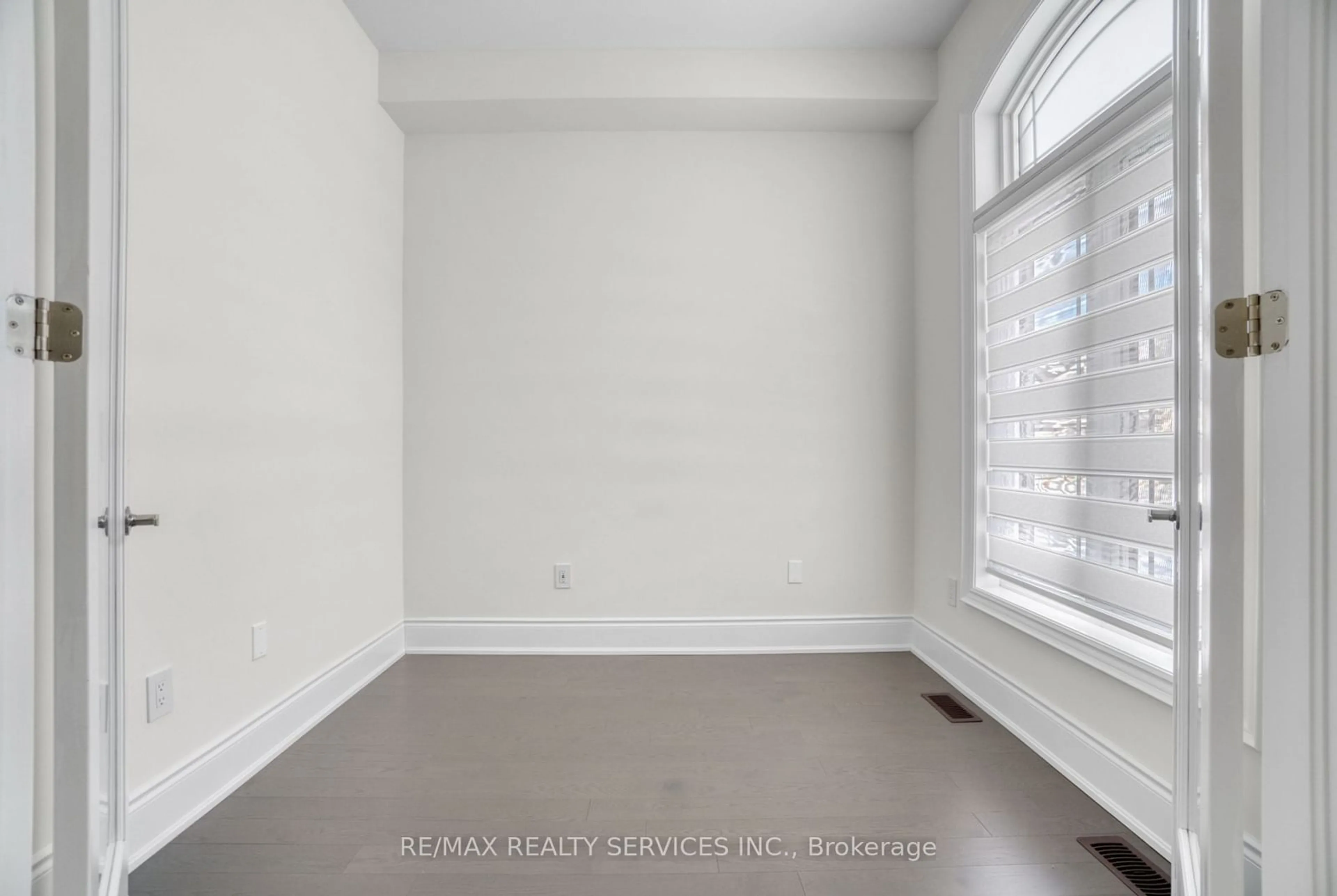 A pic of a room for 1252 Queens Plate Rd, Oakville Ontario L6M 5M2