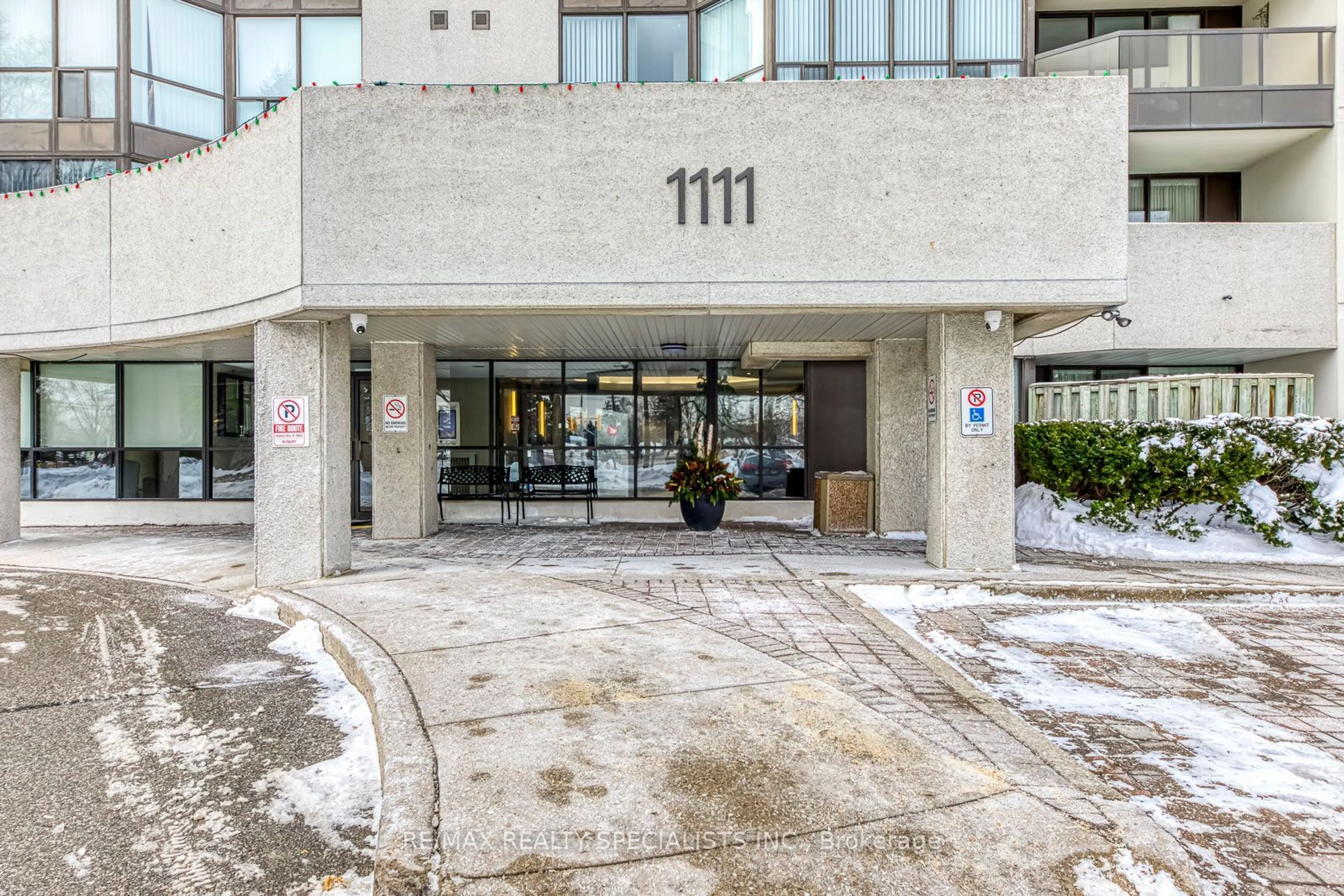 Indoor foyer for 1111 Bough Beeches Blvd #905, Mississauga Ontario L4W 4N1