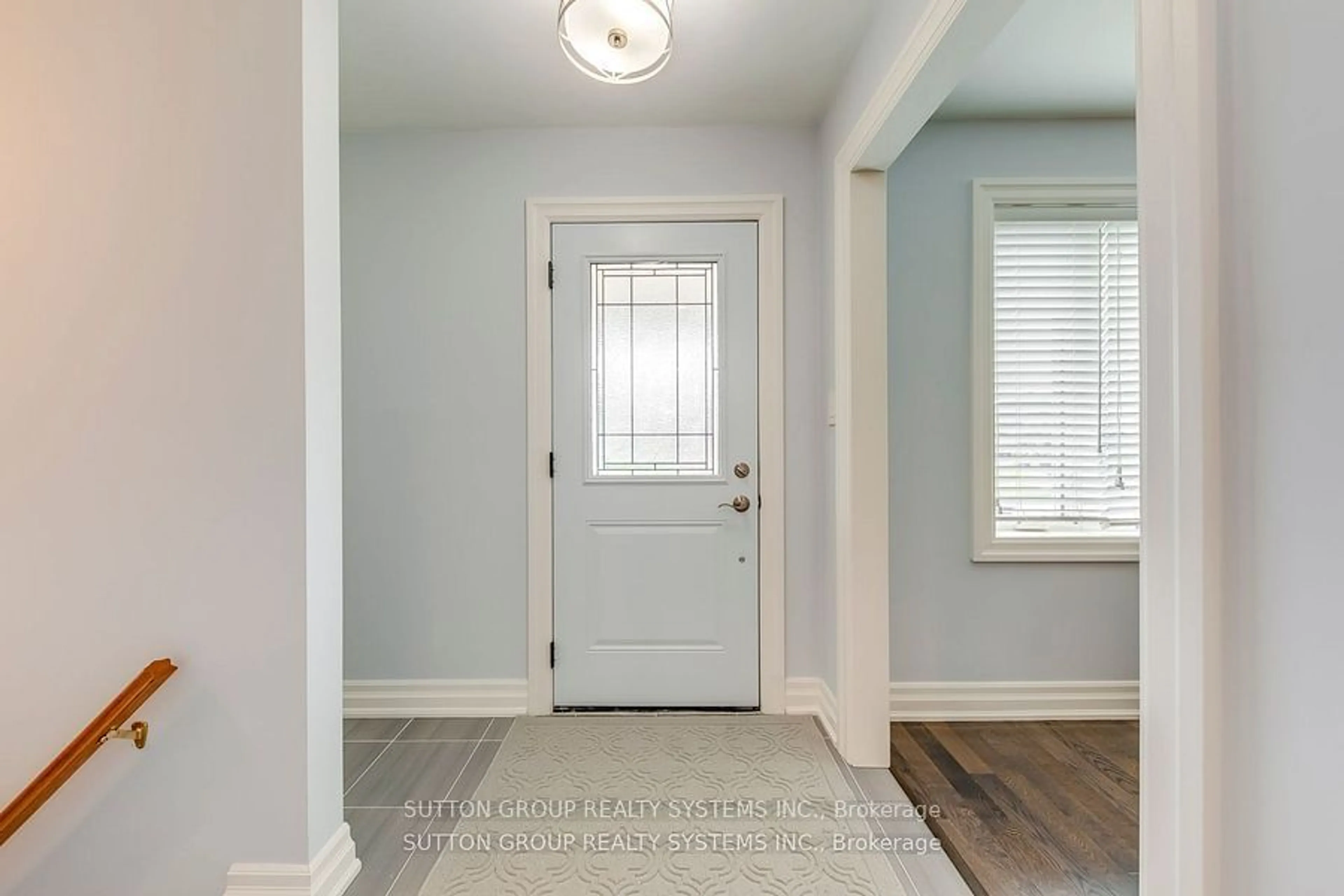 Indoor entryway for 76 Athol Ave, Toronto Ontario M8Z 2A8