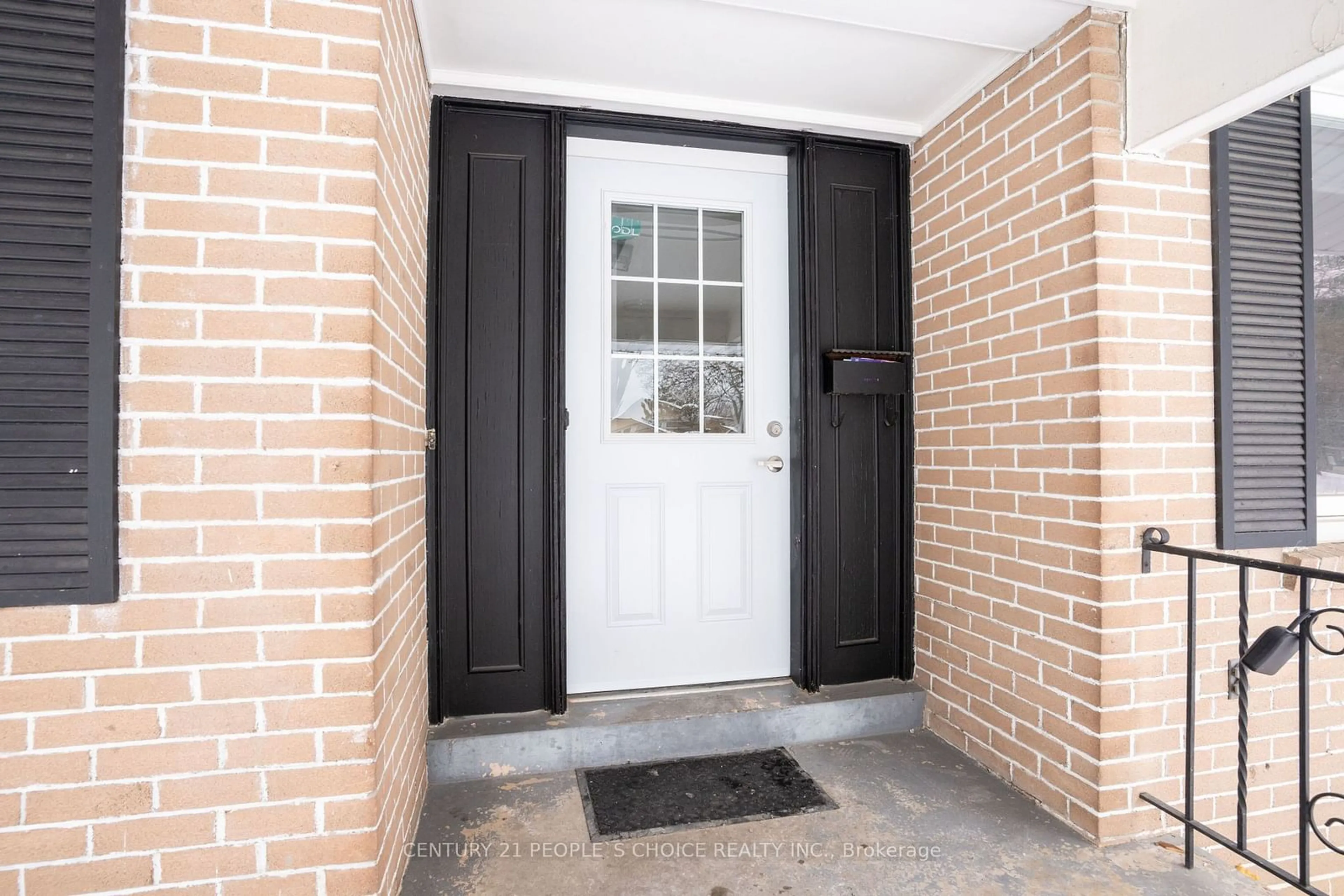 Indoor entryway for 5 Ladore Dr, Brampton Ontario L6Y 1V4