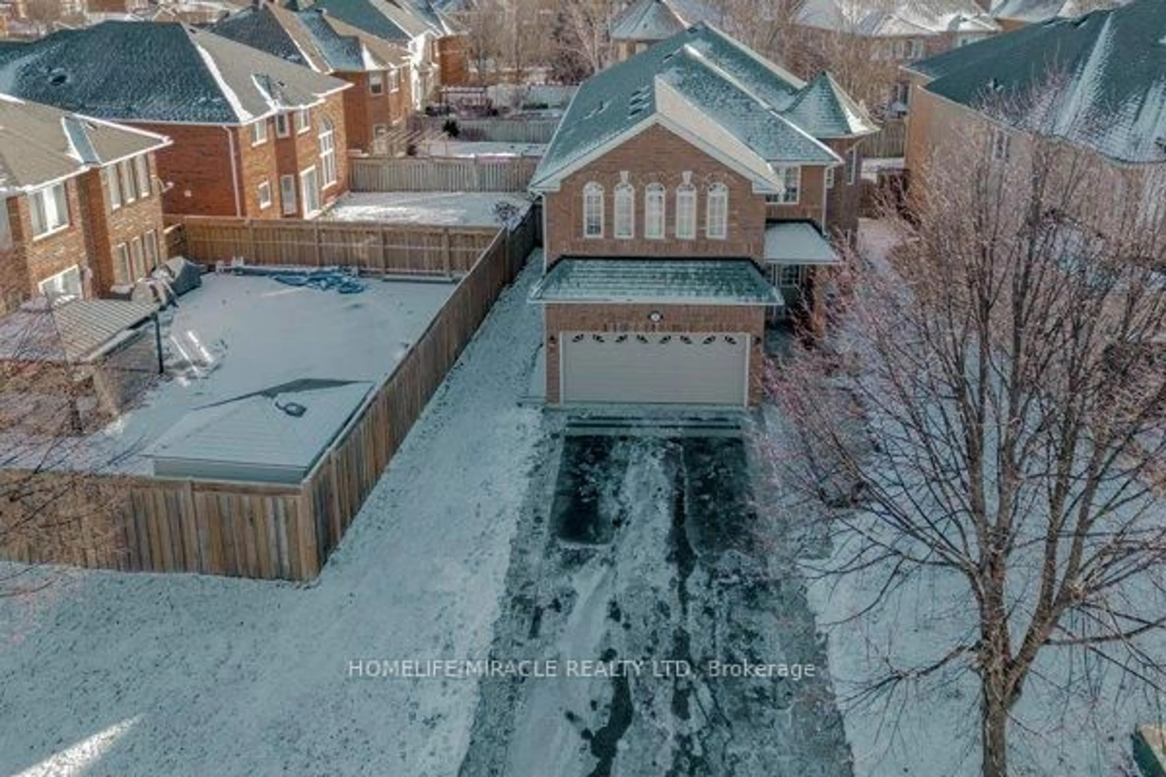 A pic from outside/outdoor area/front of a property/back of a property/a pic from drone, street for 5 Forsyth Cres, Halton Hills Ontario L7G 5Y3