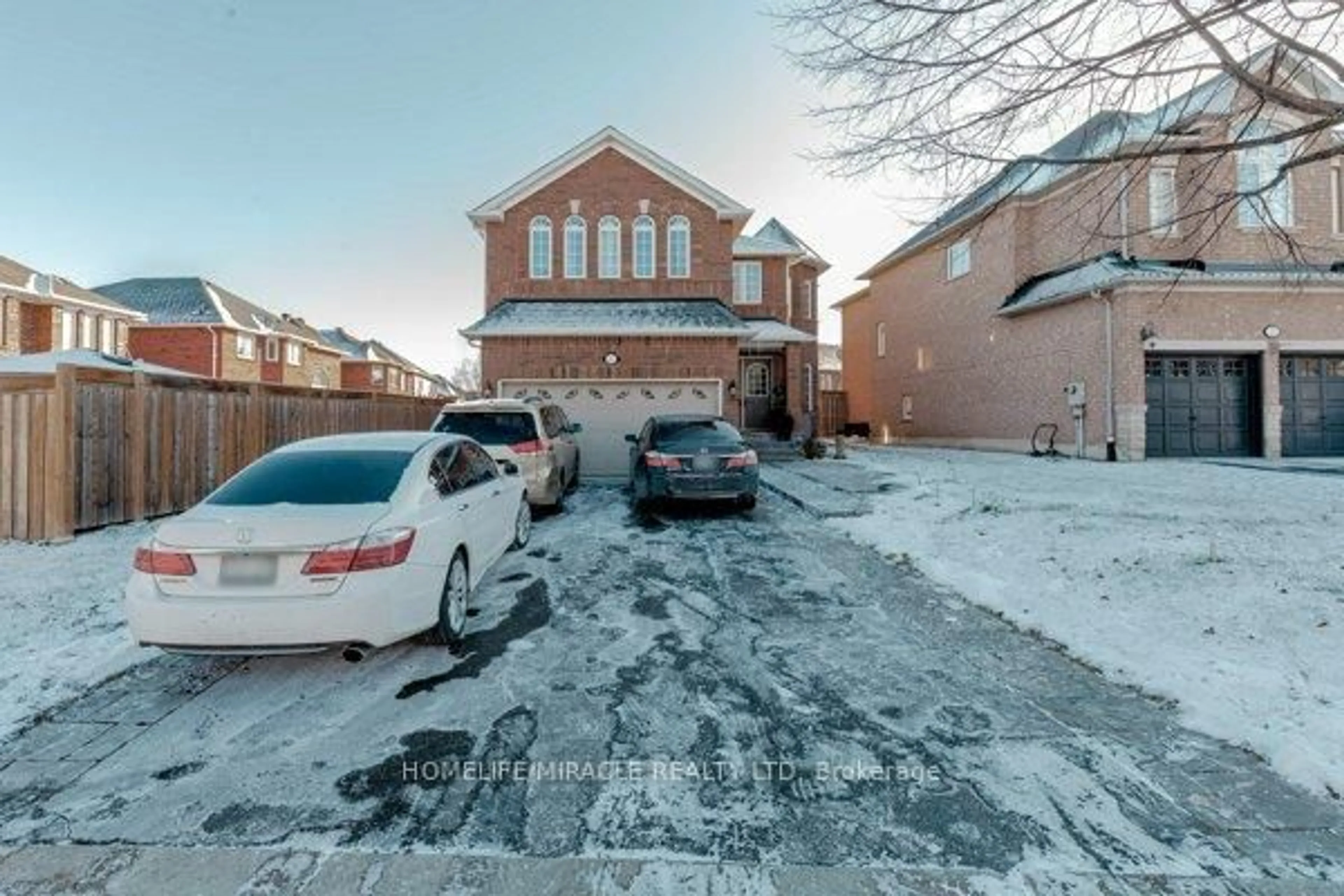 A pic from outside/outdoor area/front of a property/back of a property/a pic from drone, street for 5 Forsyth Cres, Halton Hills Ontario L7G 5Y3