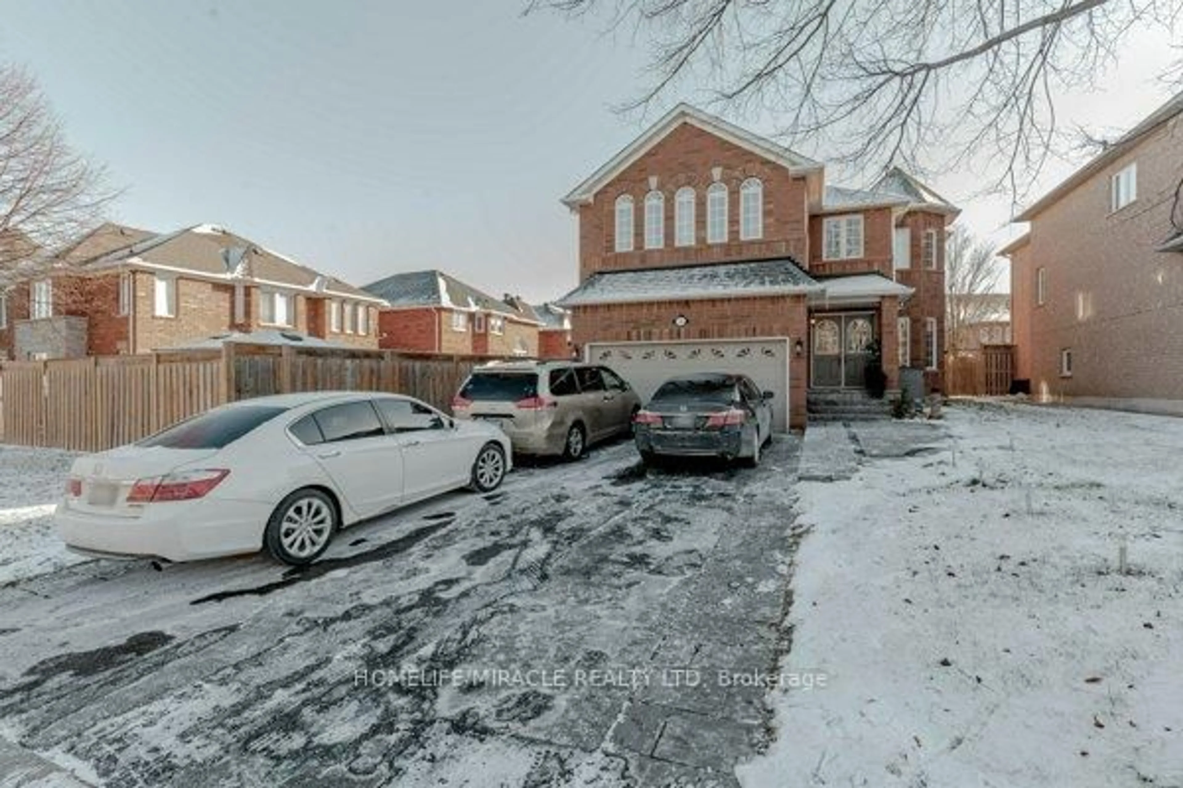 A pic from outside/outdoor area/front of a property/back of a property/a pic from drone, street for 5 Forsyth Cres, Halton Hills Ontario L7G 5Y3