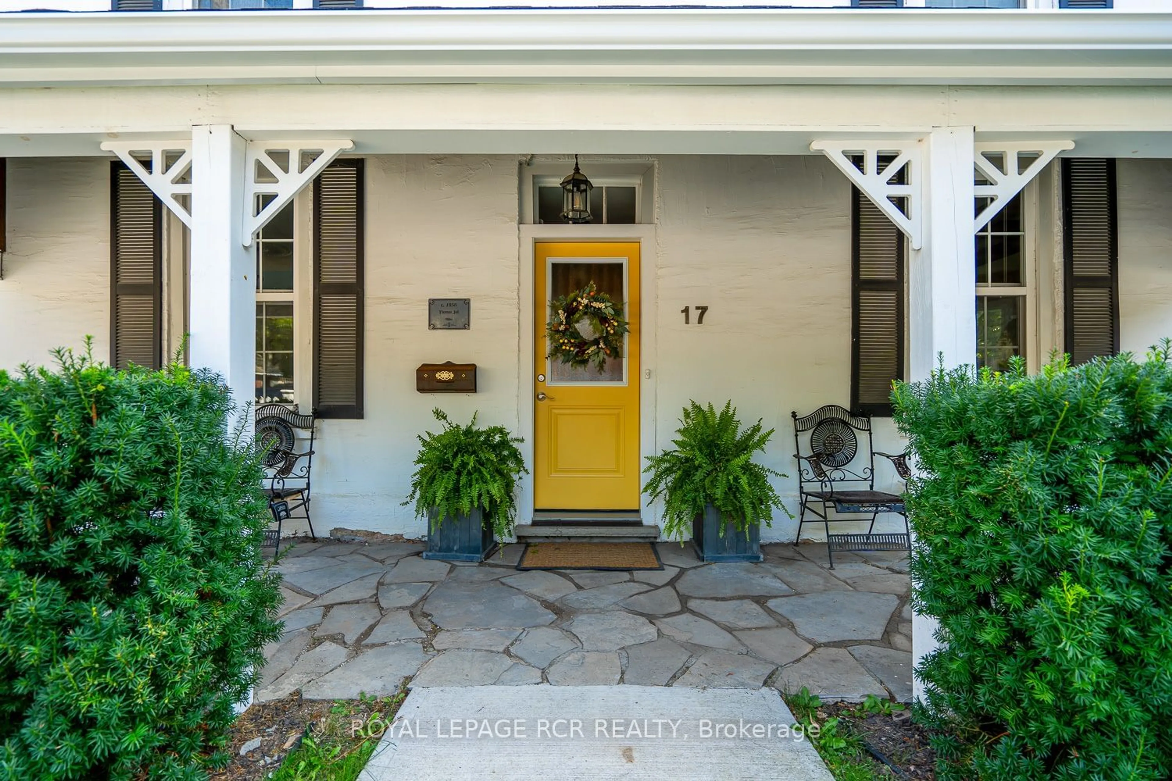 Indoor entryway for 17 Little York St, Orangeville Ontario L9W 1L8