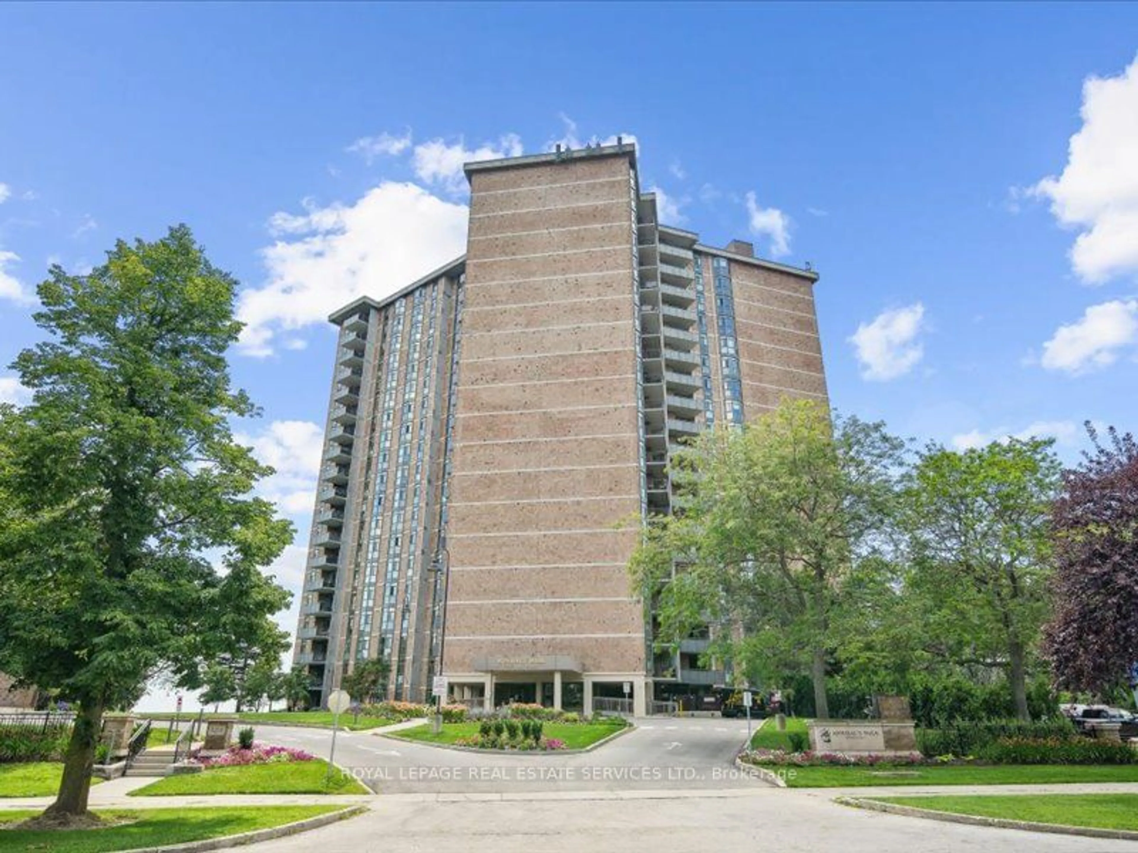 Indoor foyer for 5250 Lakeshore Rd #708, Burlington Ontario L7L 5L2