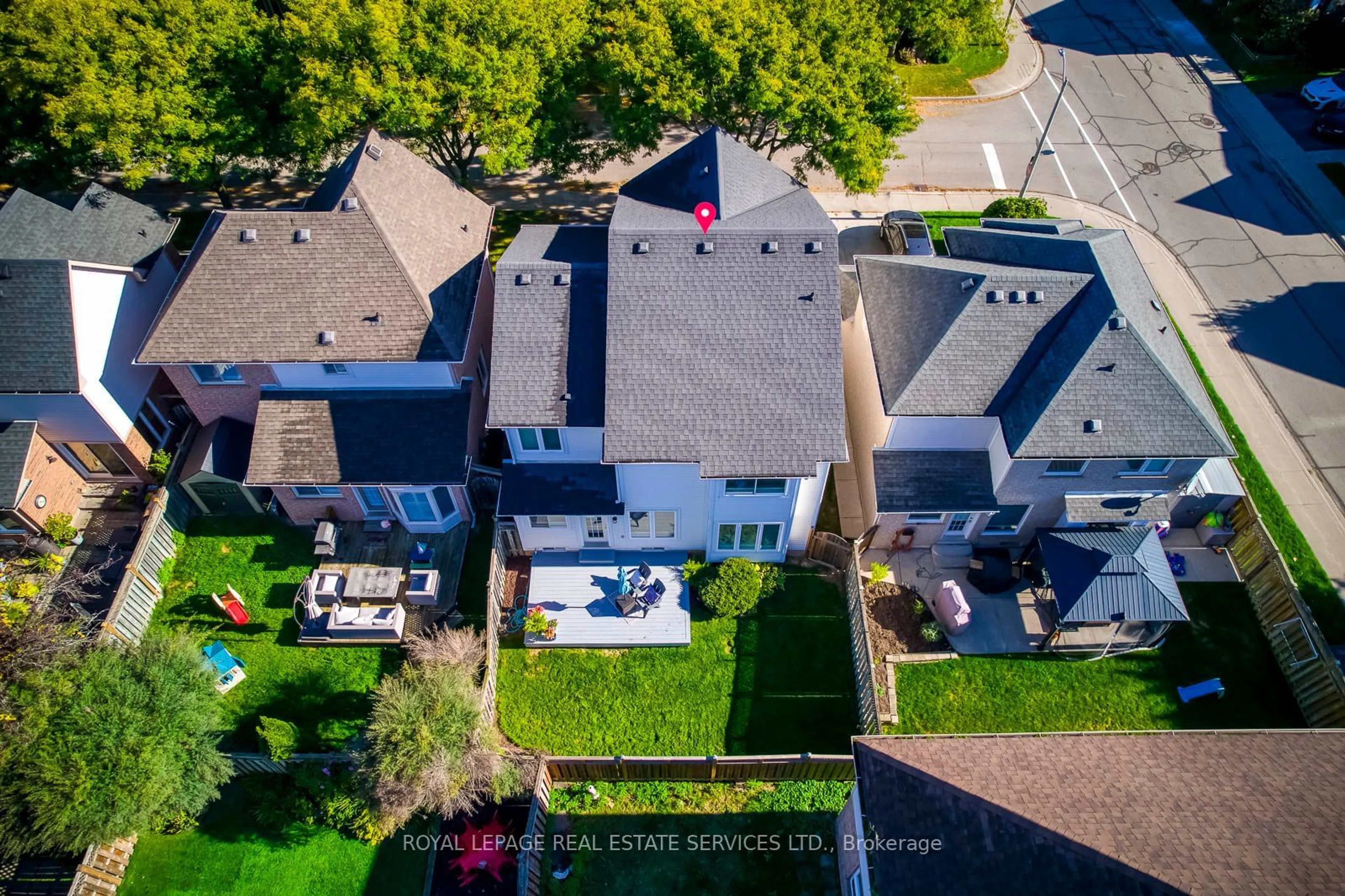 A pic from outside/outdoor area/front of a property/back of a property/a pic from drone, street for 2342 Heslop St, Burlington Ontario L7L 6N6