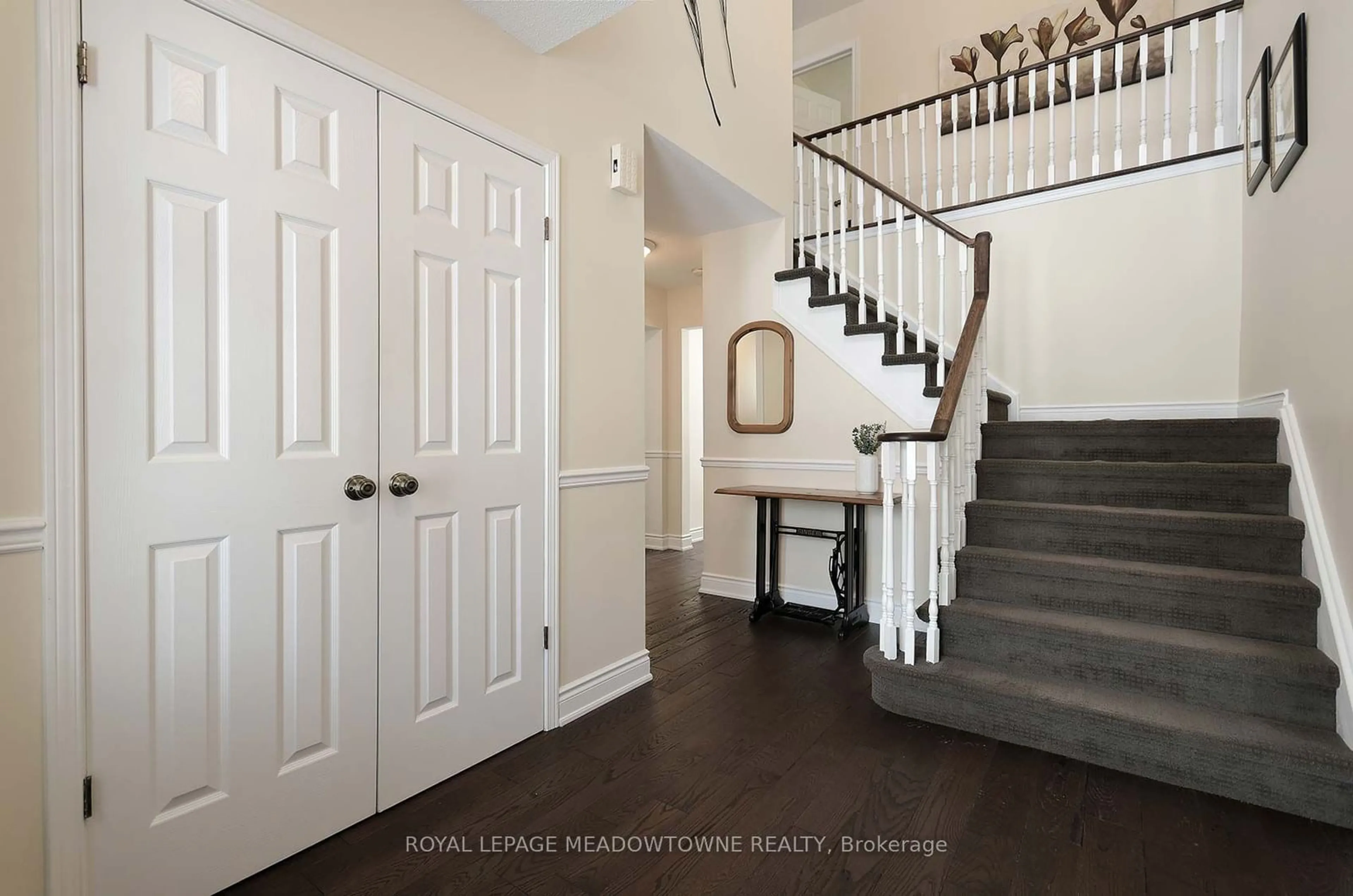 Indoor entryway for 41 Steen Dr, Mississauga Ontario L5N 2V3