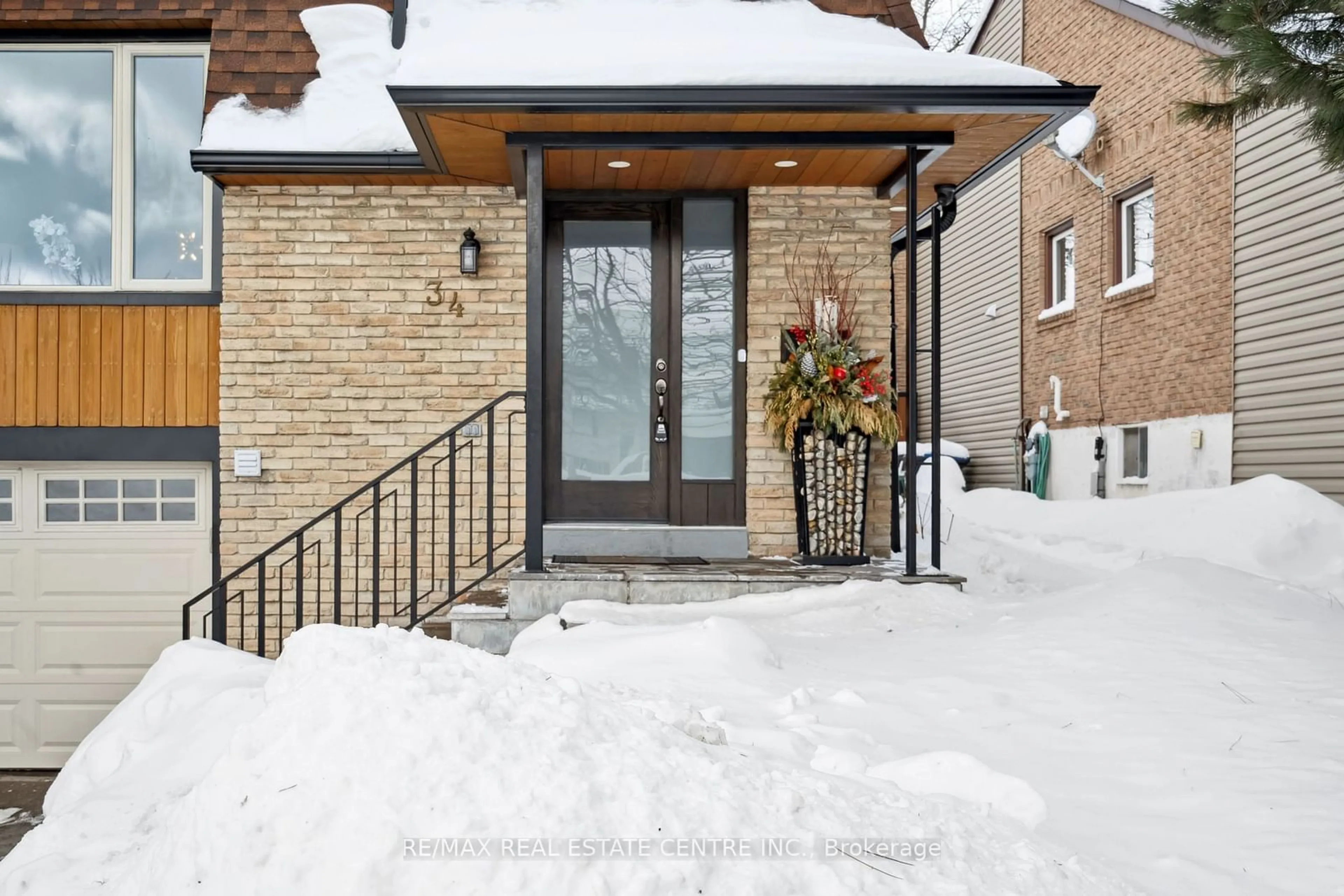 Indoor entryway for 34 Salisbury Circ, Brampton Ontario L6V 2Z5