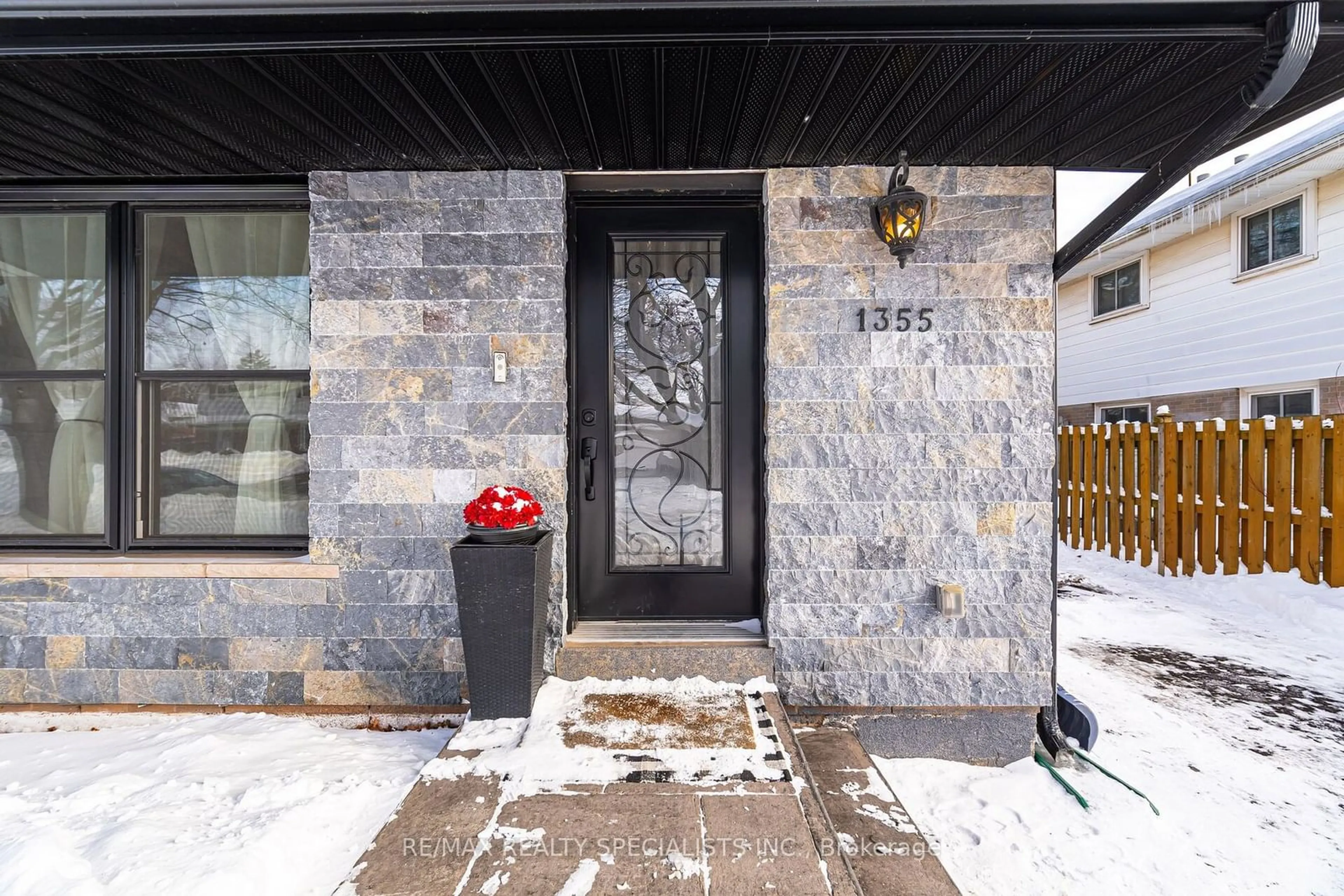 Indoor entryway for 1355 Roylen Rd, Oakville Ontario L6H 1V5