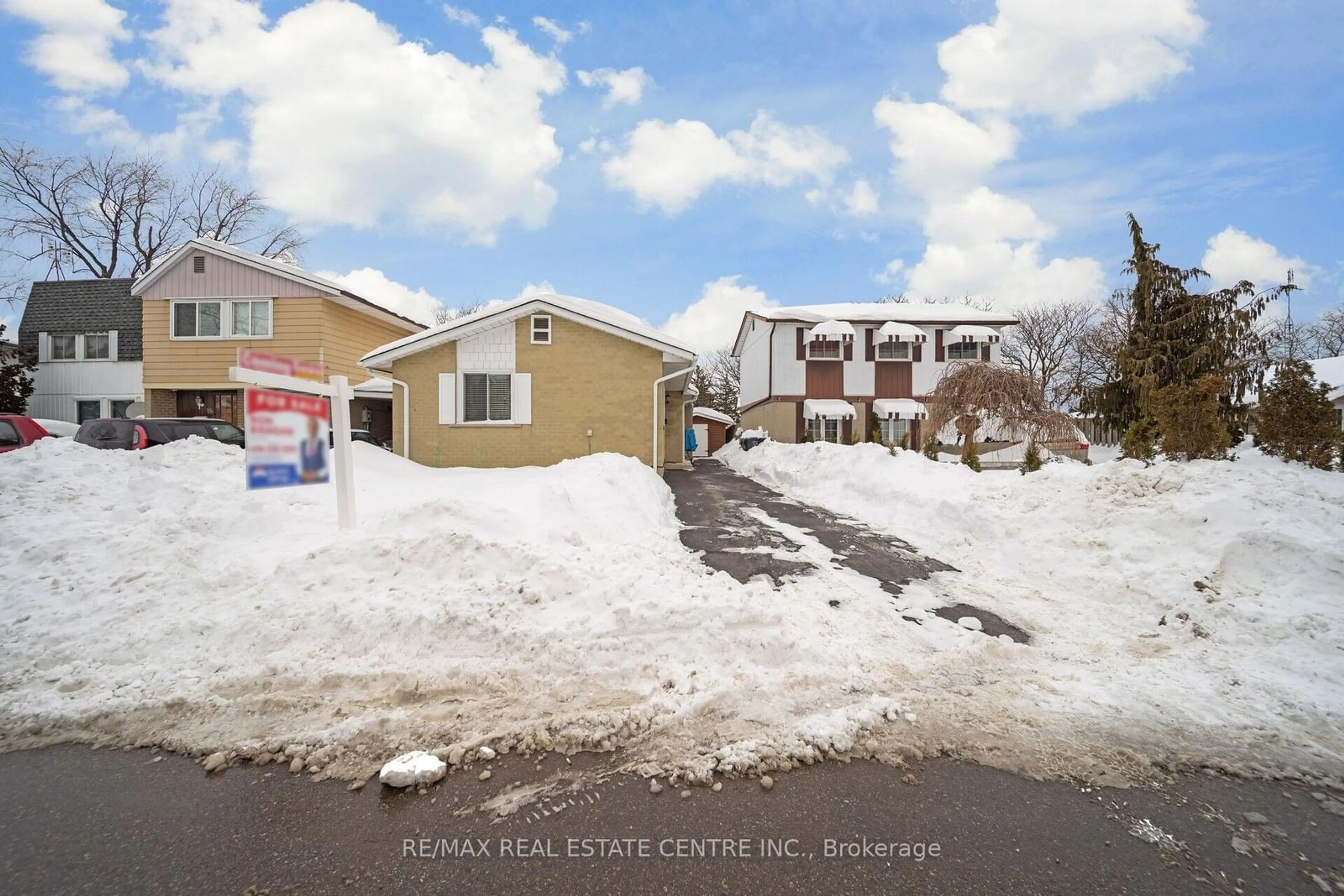 A pic from outside/outdoor area/front of a property/back of a property/a pic from drone, street for 17 Haley Crt, Brampton Ontario L6S 1N6