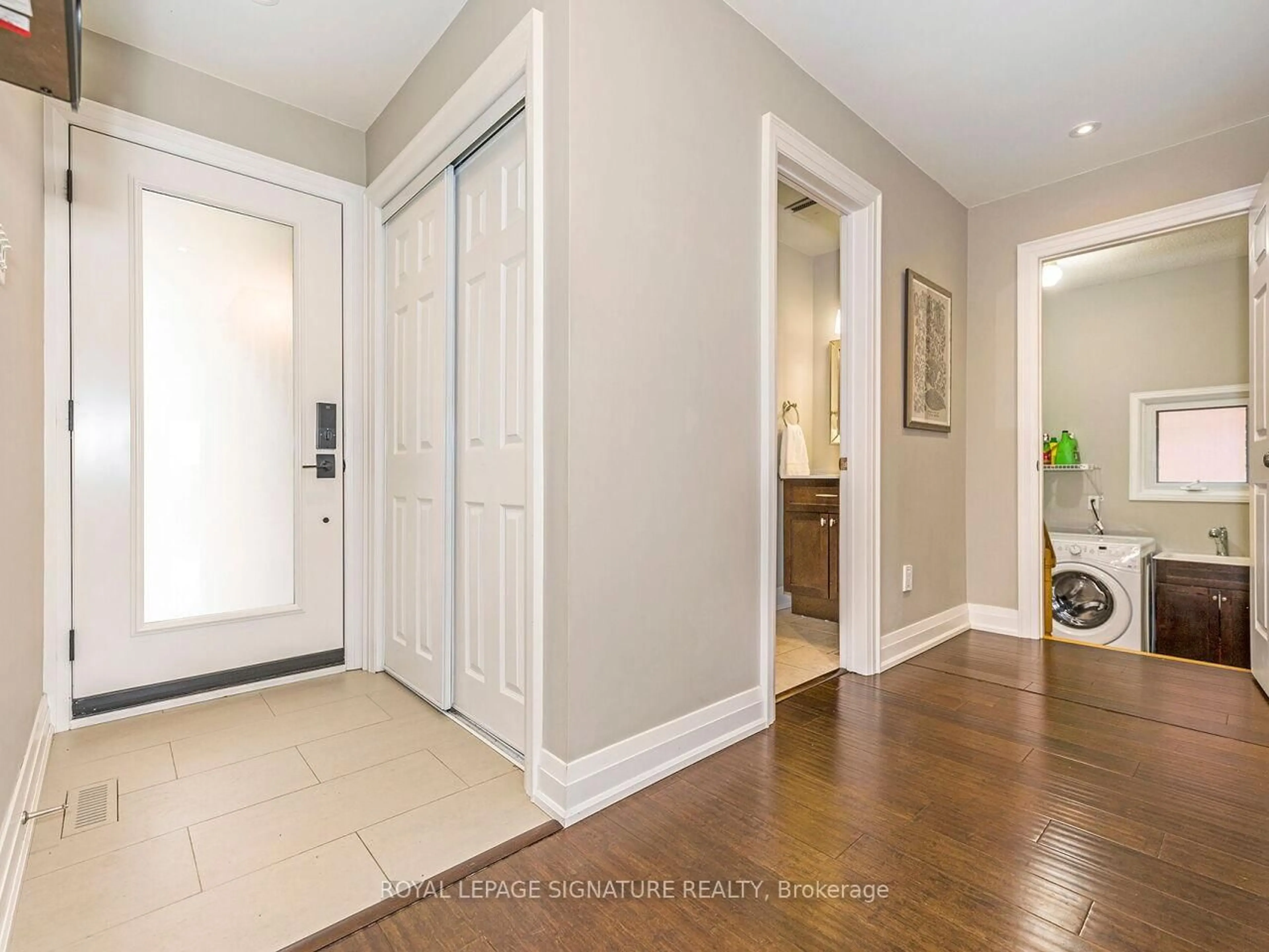 Indoor entryway for 1030 Hedge Dr, Mississauga Ontario L4Y 1G2