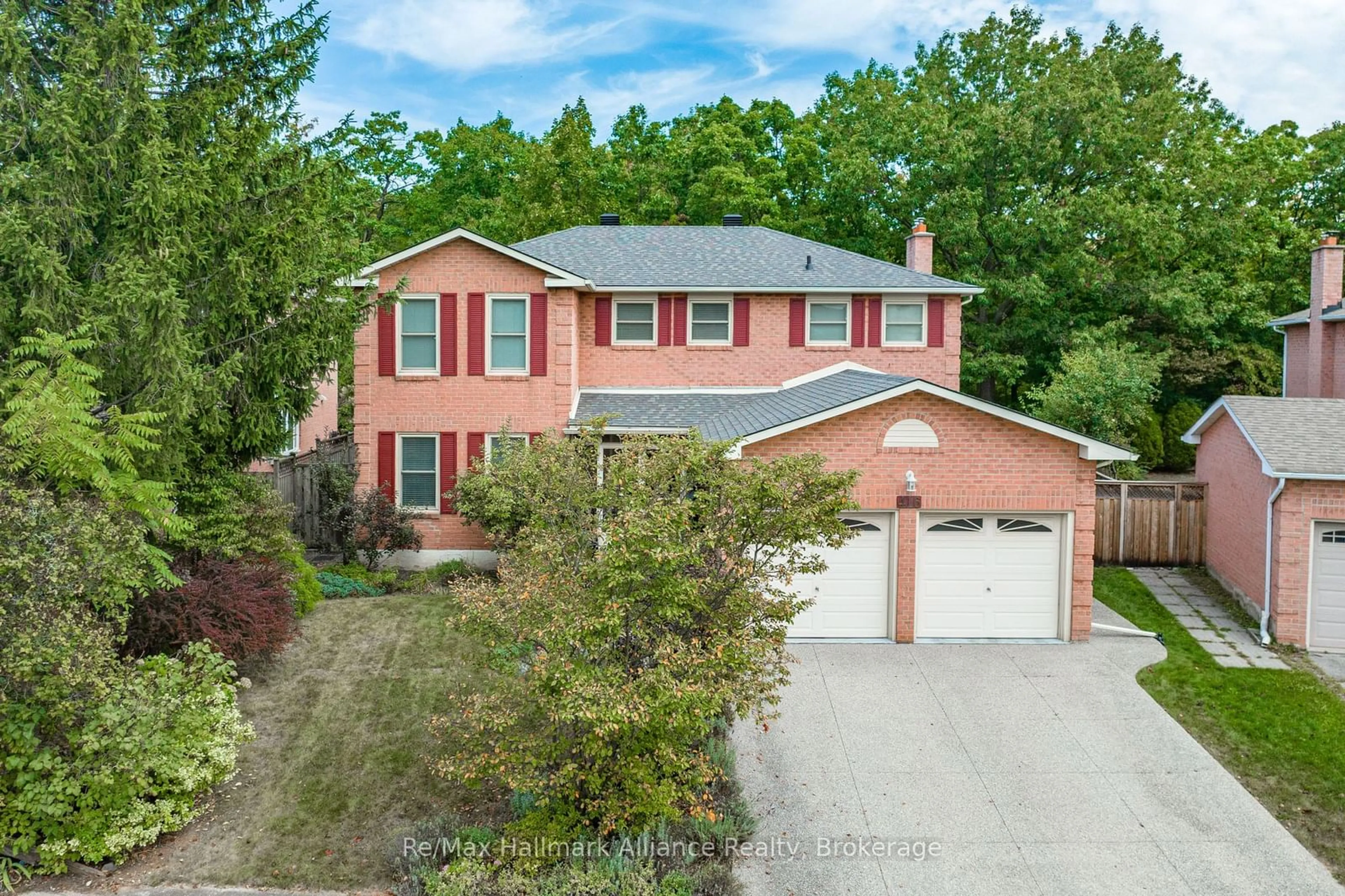 A pic from outside/outdoor area/front of a property/back of a property/a pic from drone, street for 416 Freeman Cres, Oakville Ontario L6H 4R3