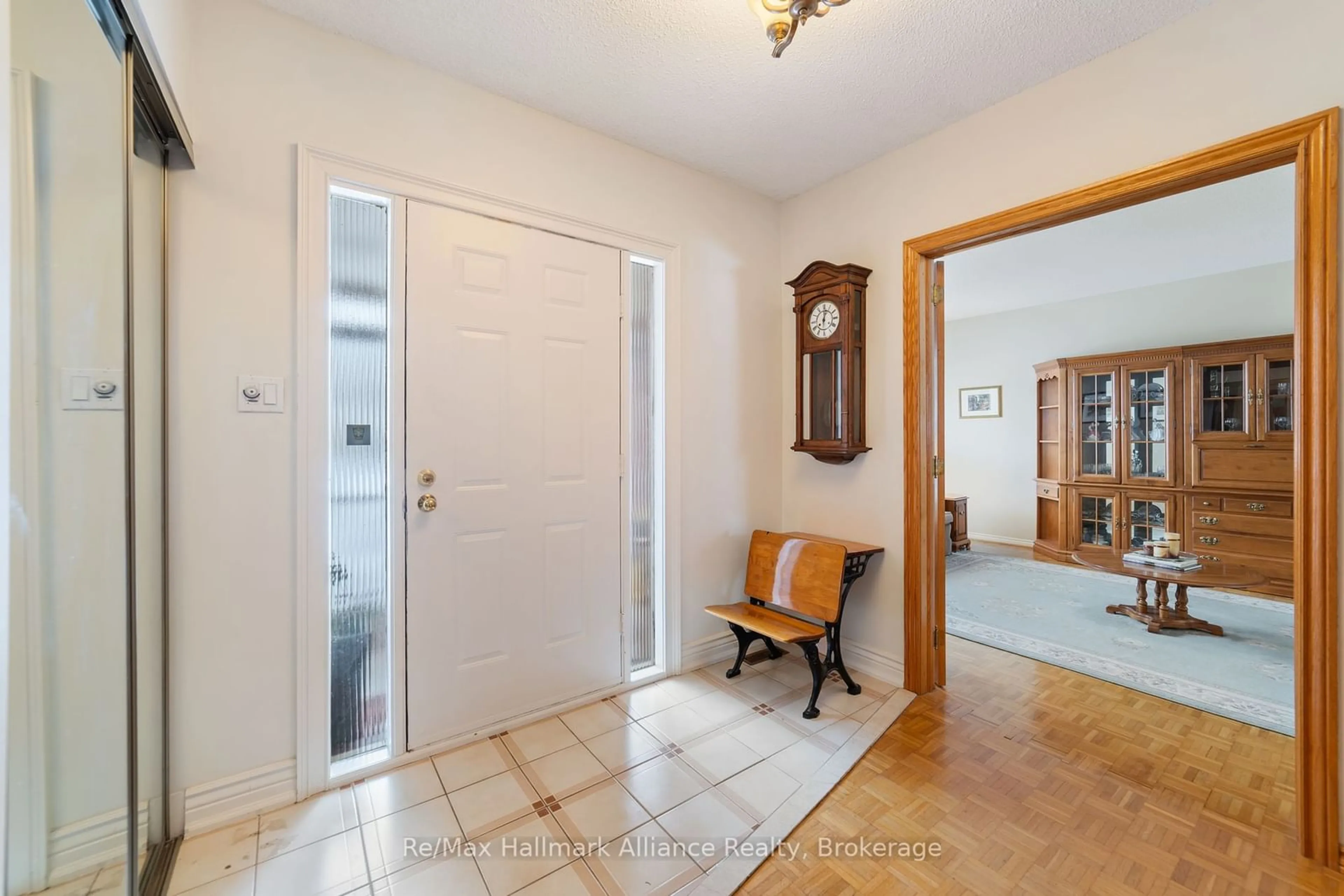 Indoor foyer for 416 Freeman Cres, Oakville Ontario L6H 4R3