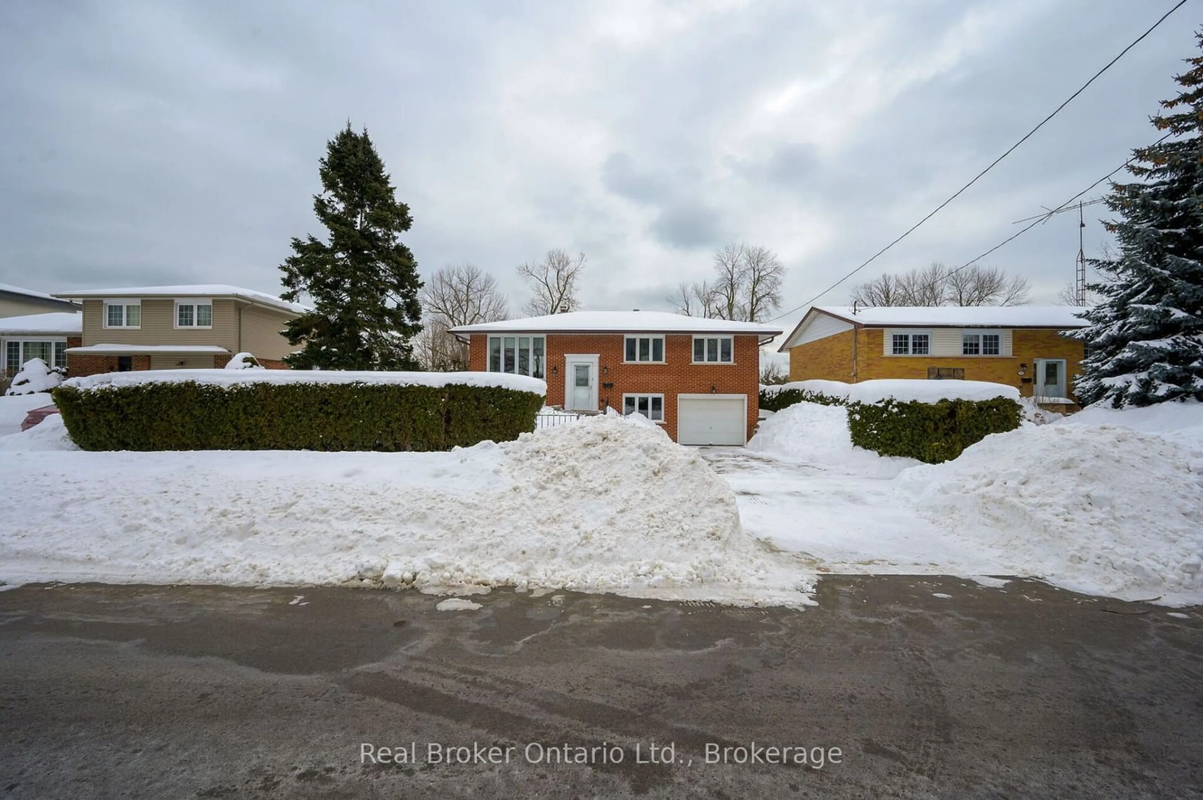 A pic from outside/outdoor area/front of a property/back of a property/a pic from drone, unknown for 238 Elmwood Rd, Oakville Ontario L6K 2B1