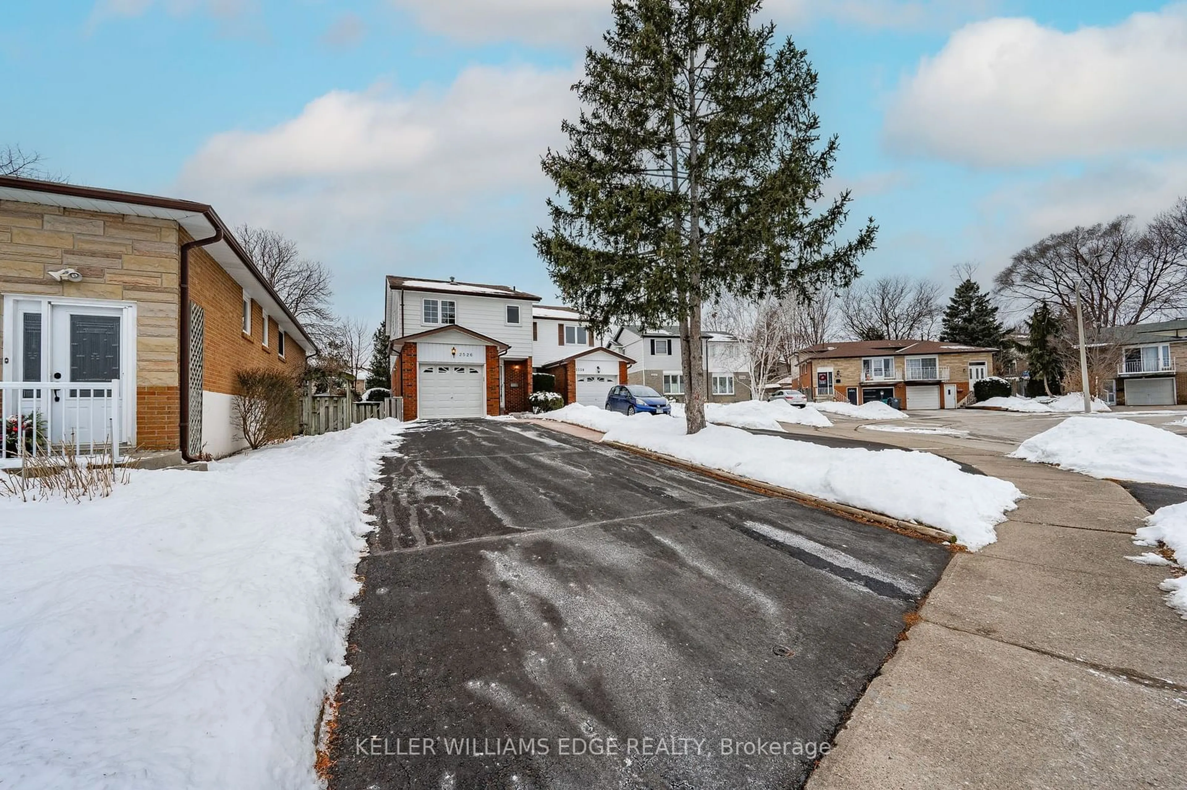 A pic from outside/outdoor area/front of a property/back of a property/a pic from drone, street for 2526 Selord Crt, Mississauga Ontario L5J 1P7