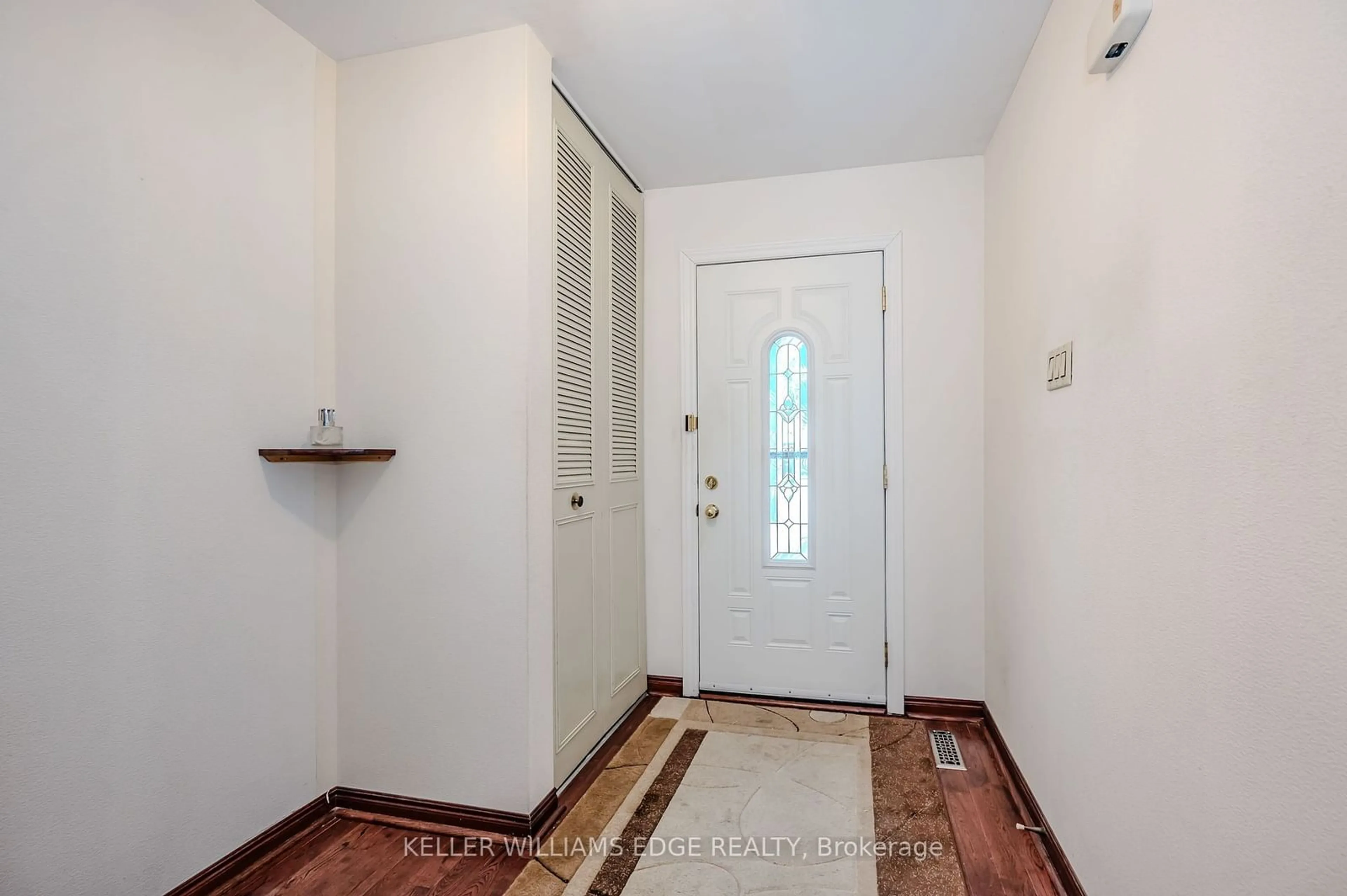 Indoor entryway for 2526 Selord Crt, Mississauga Ontario L5J 1P7