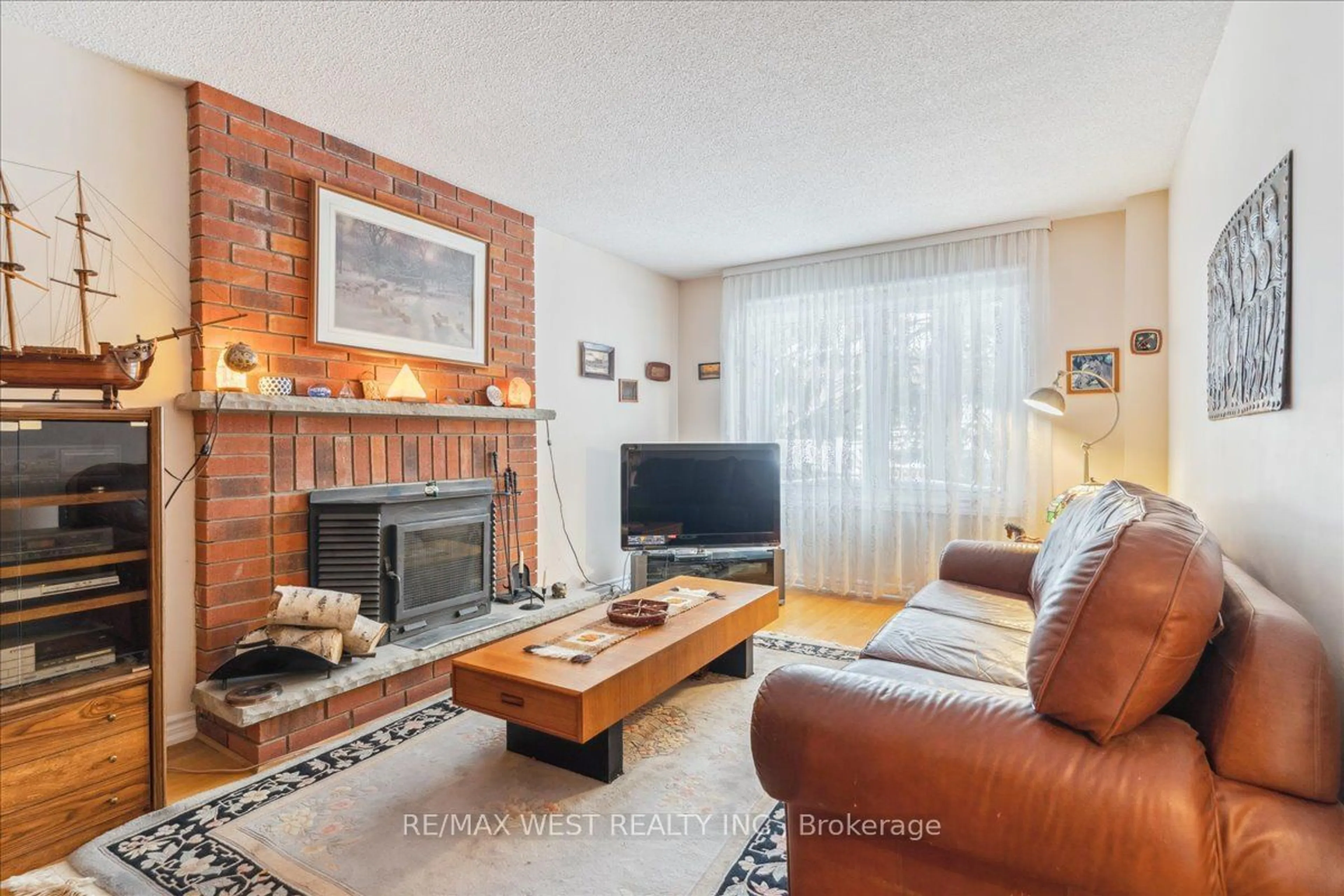 Living room with furniture, wood/laminate floor for 1343 Dexter Cres, Mississauga Ontario L5G 4R9