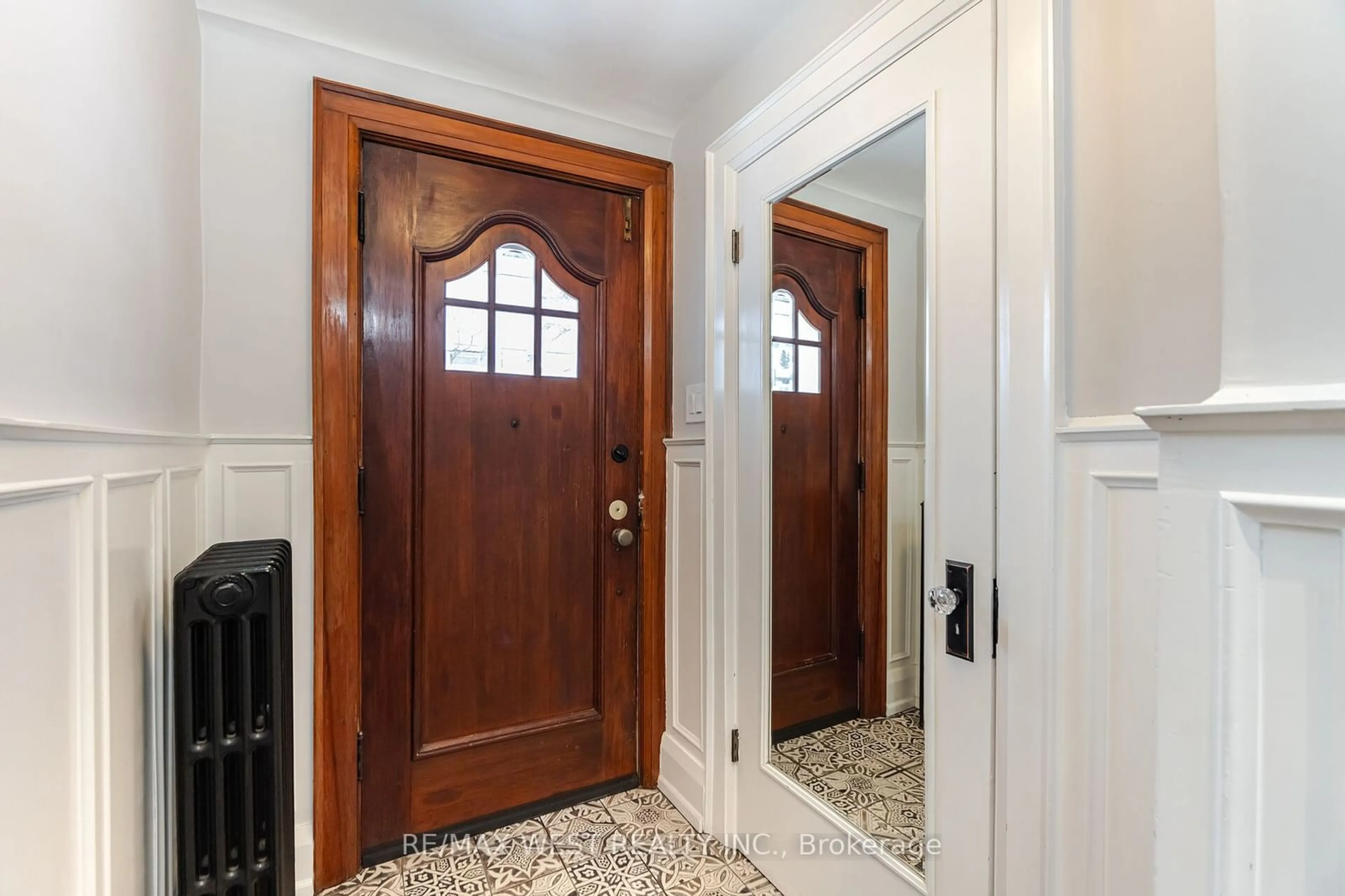 Indoor entryway for 17 Branch Ave, Toronto Ontario M8W 1M6