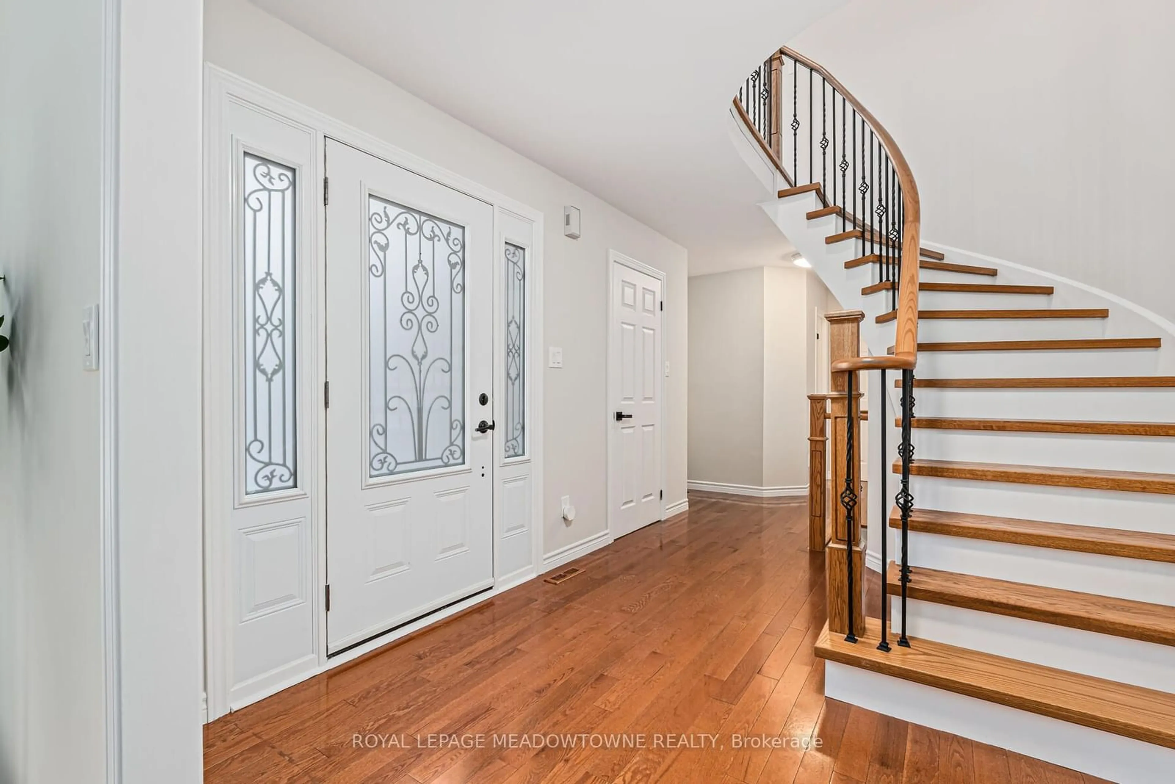 Indoor entryway for 72 Craig Cres, Halton Hills Ontario L7G 5K3