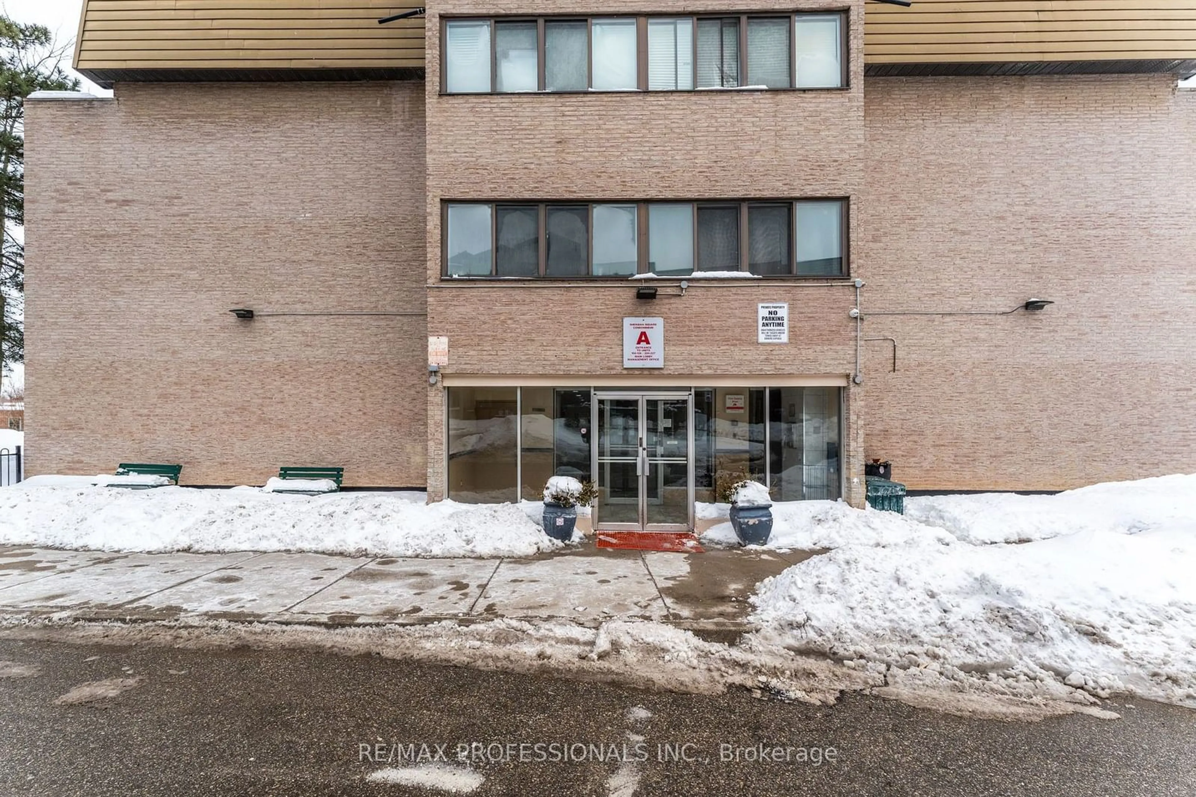 Indoor foyer for 2095 Roche Crt #122, Mississauga Ontario L5K 2C8