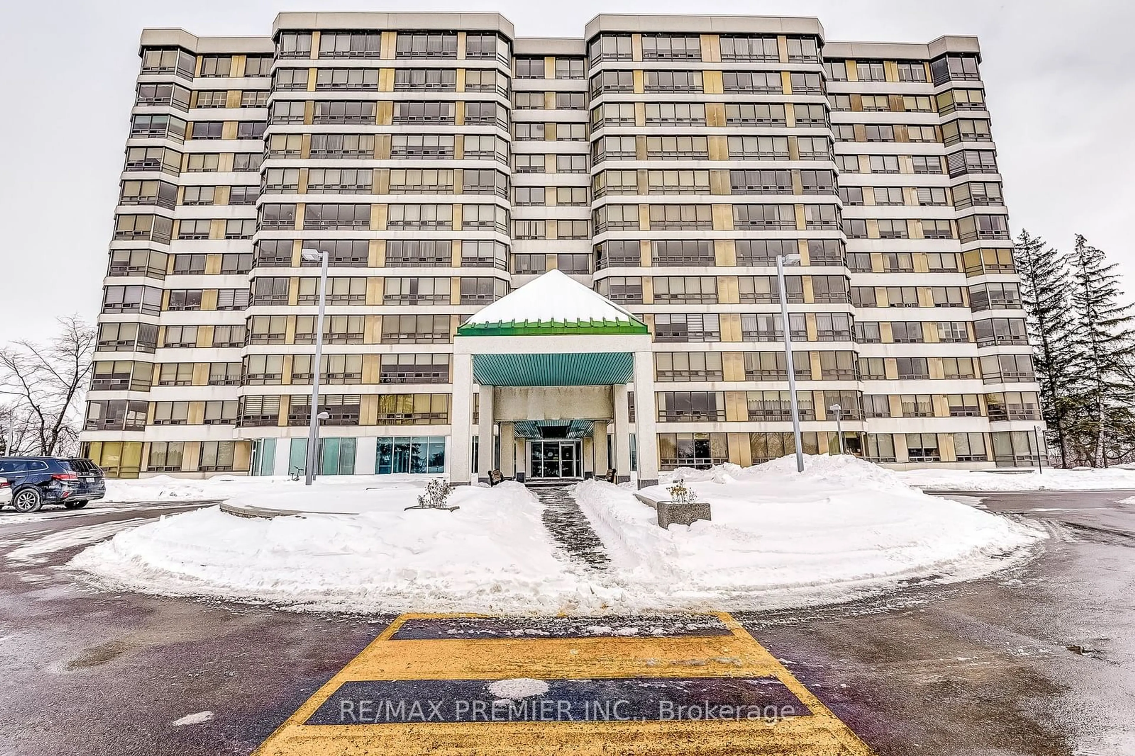 Indoor foyer for 320 Mill St #212, Brampton Ontario L6Y 3V2