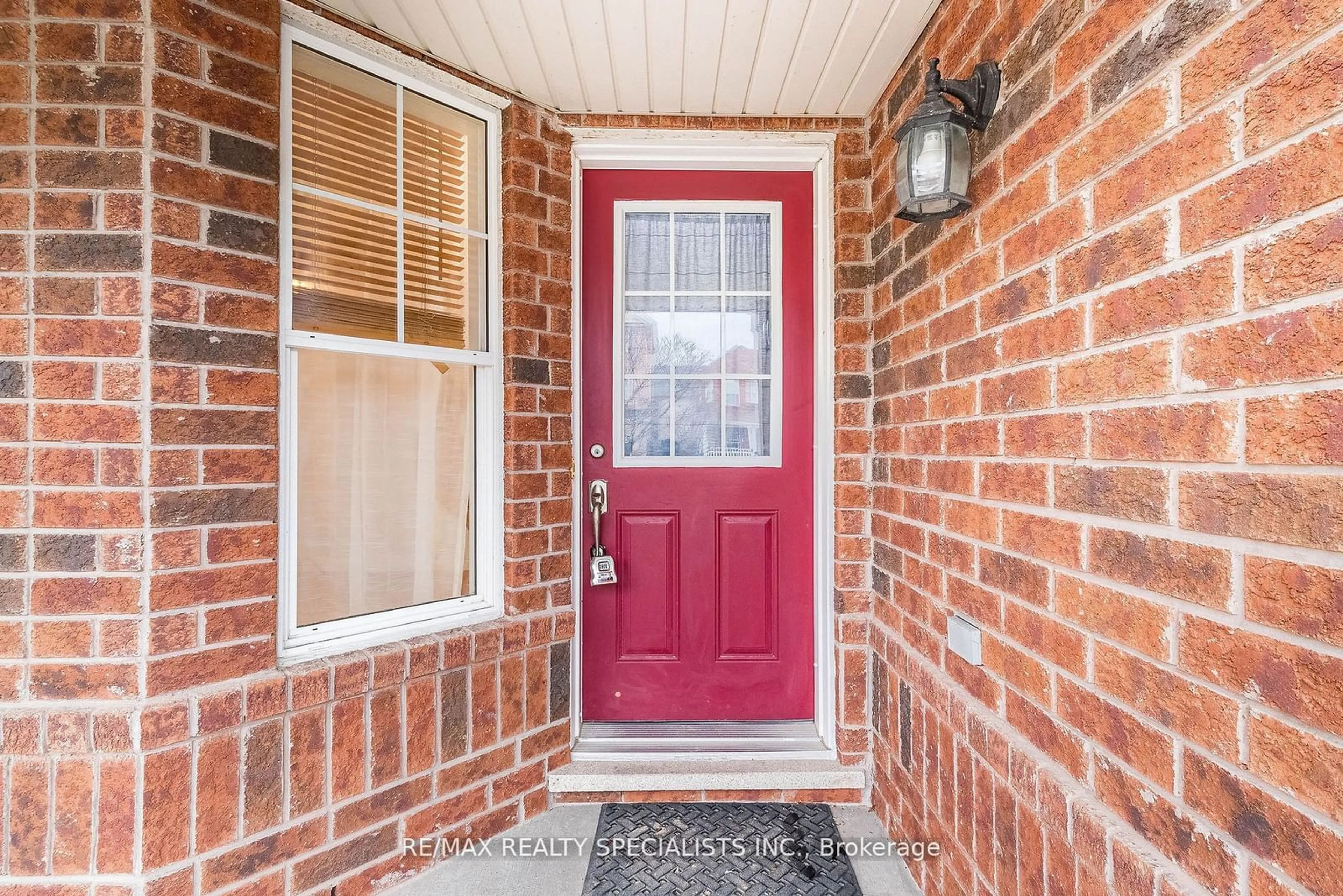 Indoor entryway for 105 DECKER HOLLOW Circ, Brampton Ontario L6X 0L5