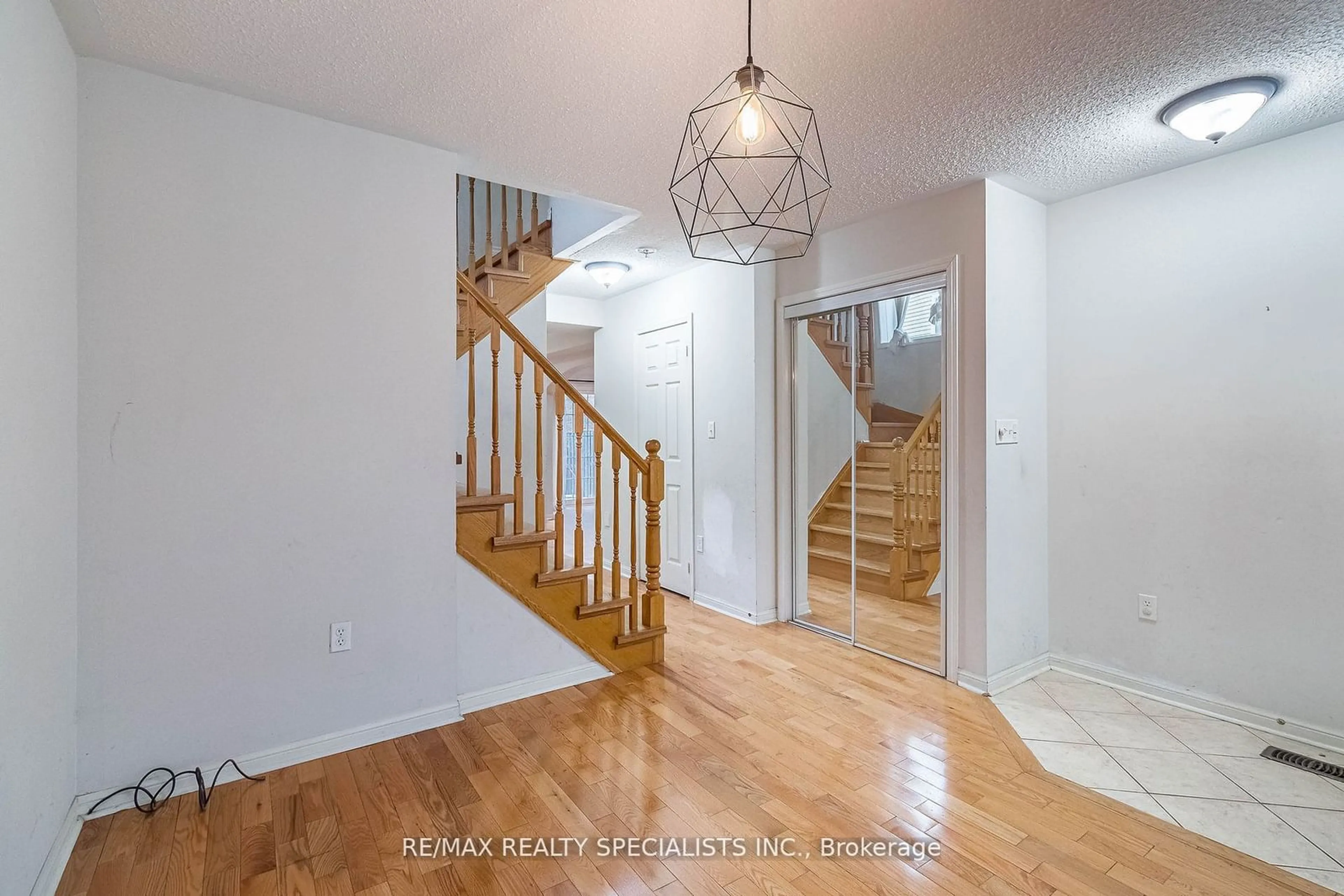 Indoor entryway for 105 DECKER HOLLOW Circ, Brampton Ontario L6X 0L5