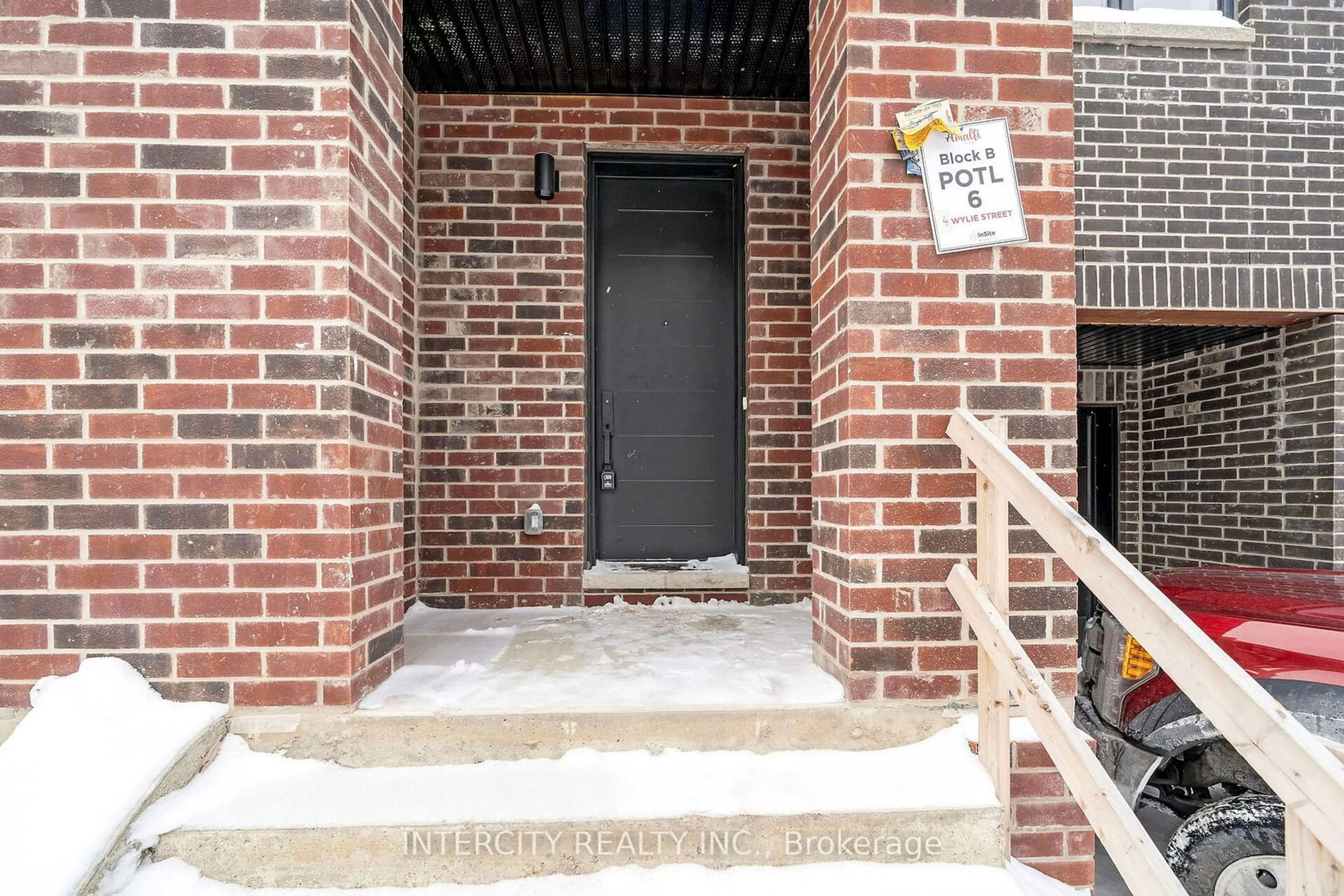 Indoor entryway for 6 Wylie St, Caledon Ontario L7E 4E1