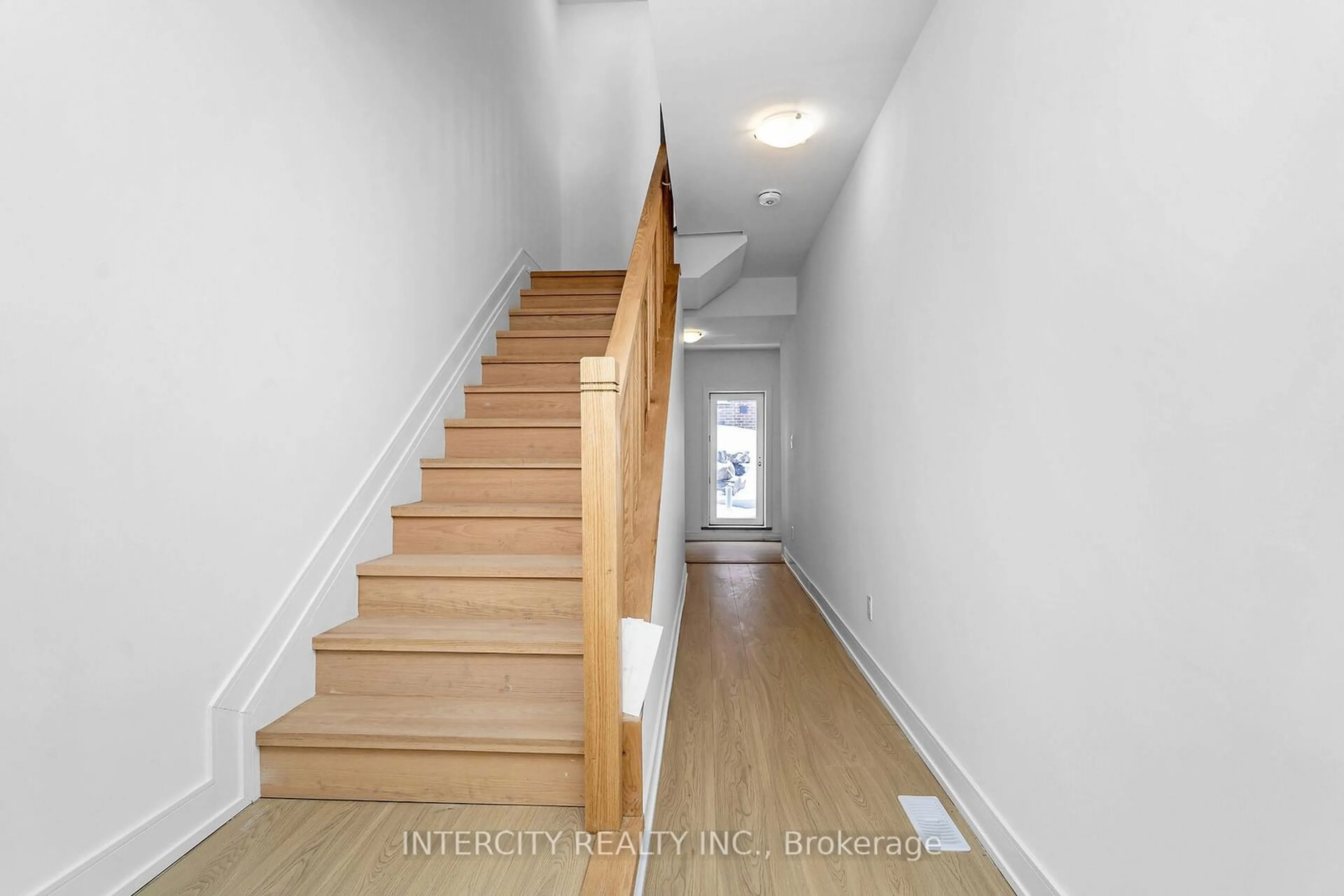 Indoor entryway for 6 Wylie St, Caledon Ontario L7E 4E1