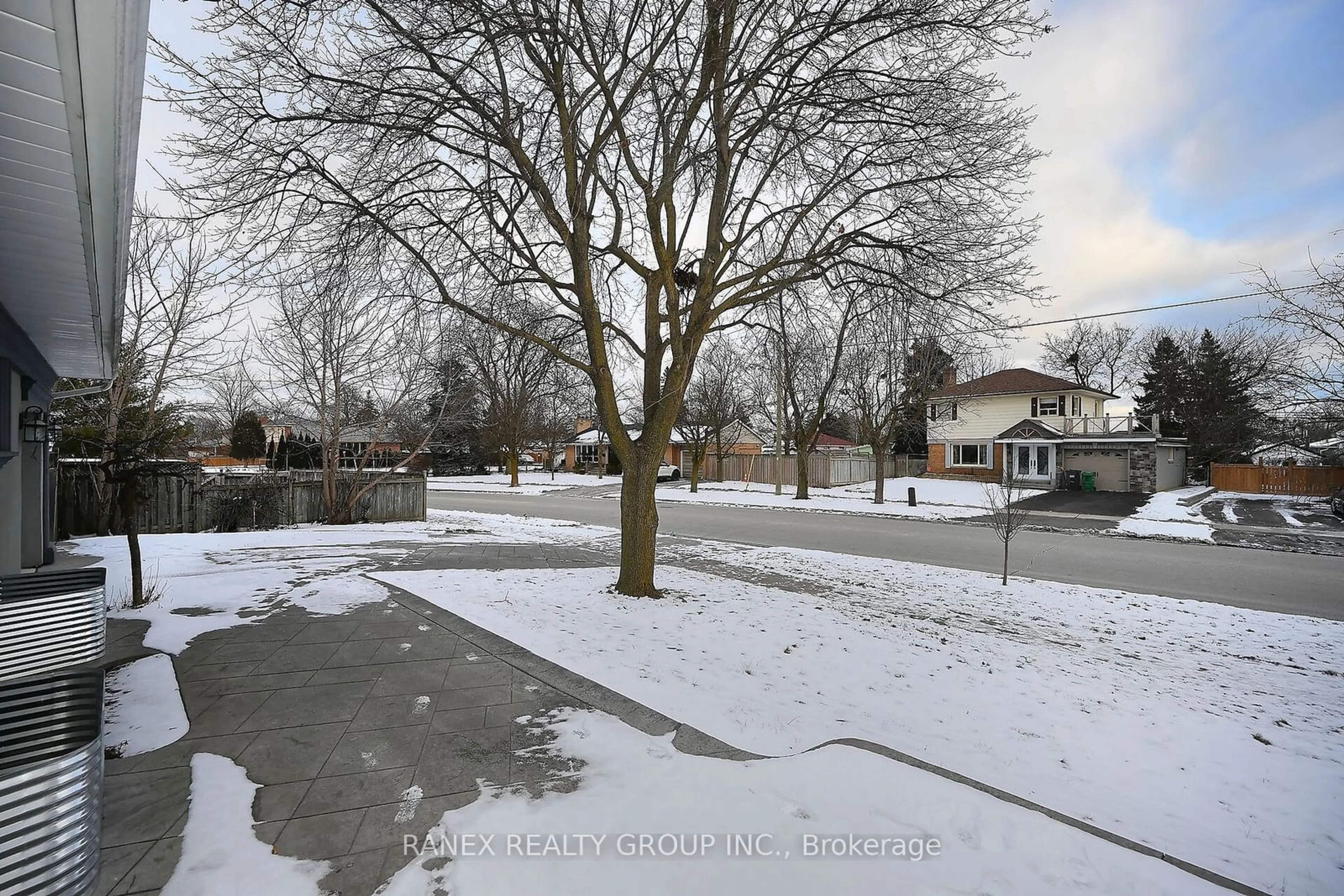 A pic from outside/outdoor area/front of a property/back of a property/a pic from drone, street for 76 Eldomar Ave, Brampton Ontario L6W 1R3