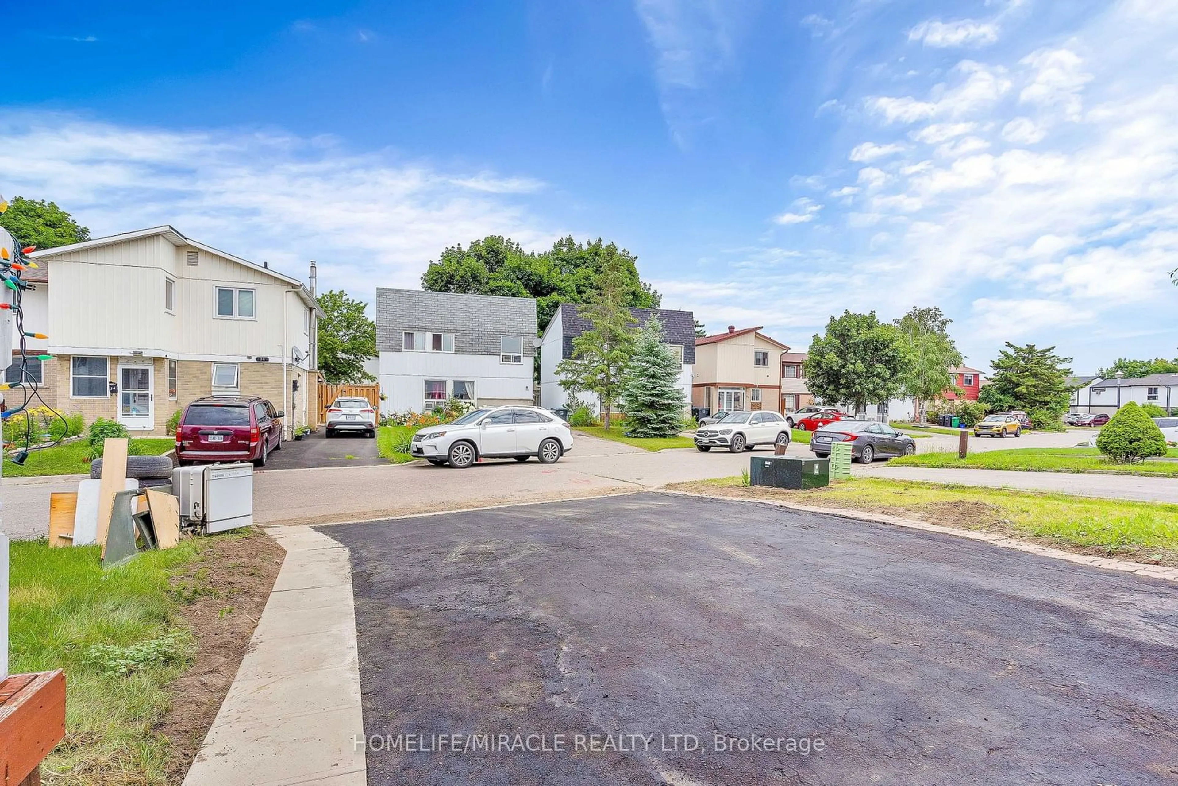 A pic from outside/outdoor area/front of a property/back of a property/a pic from drone, street for 14 Greenbush Crt, Brampton Ontario L6S 2K2