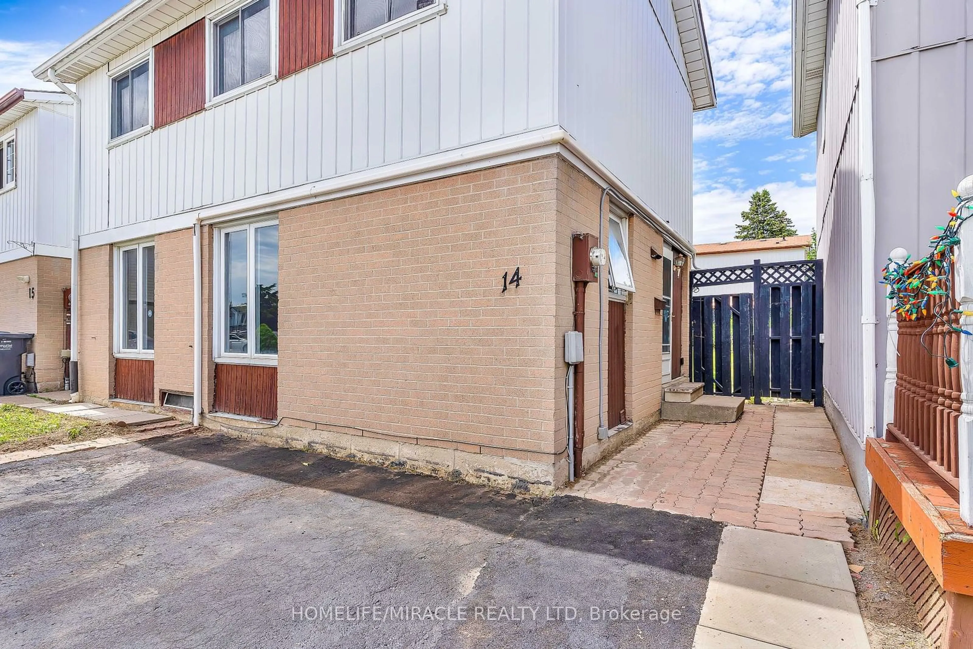 A pic from outside/outdoor area/front of a property/back of a property/a pic from drone, street for 14 Greenbush Crt, Brampton Ontario L6S 2K2