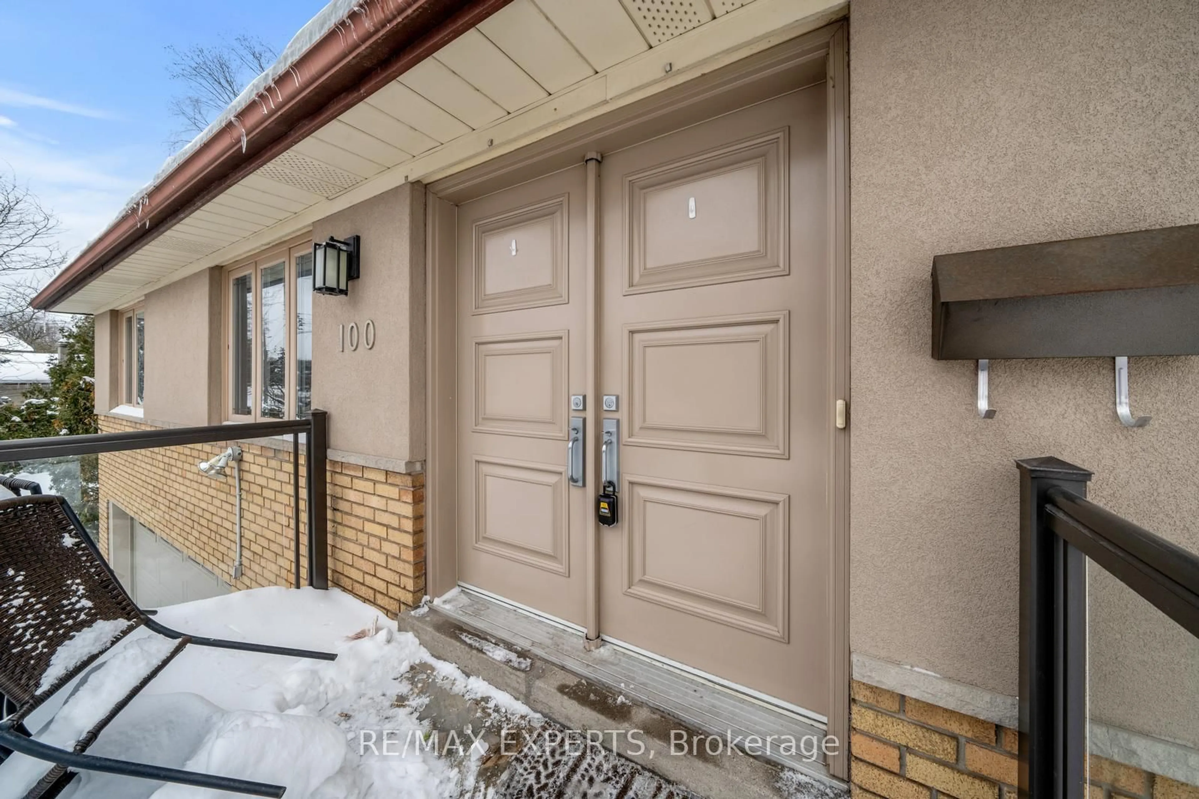 Indoor entryway for 100 Antioch Dr, Toronto Ontario M9B 5V4