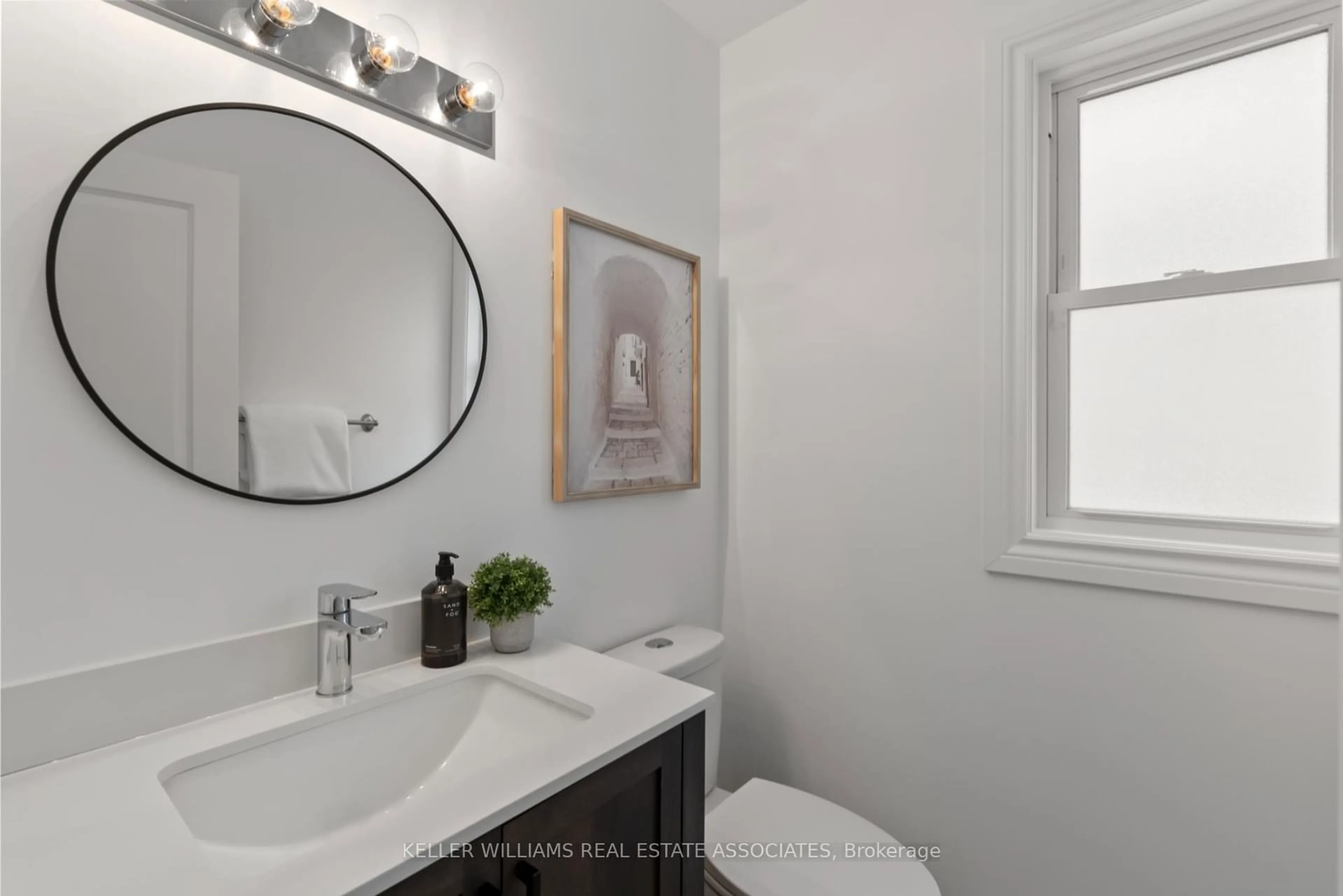 Contemporary bathroom, ceramic/tile floor for 3068 Autumn Hill Cres, Burlington Ontario L7M 1Y5