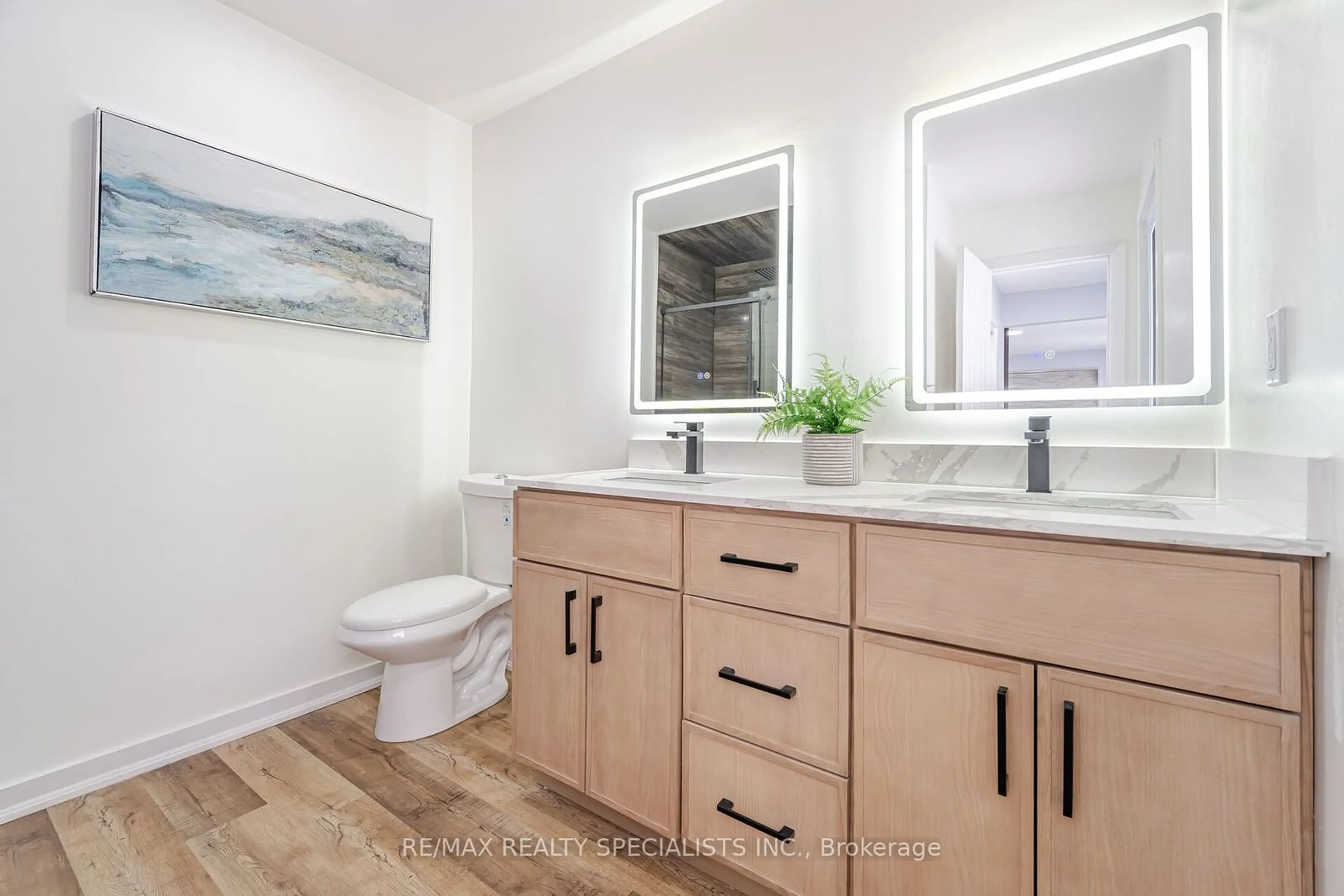 Contemporary bathroom, ceramic/tile floor for 21 Porteous Circ, Brampton Ontario L6S 5C1