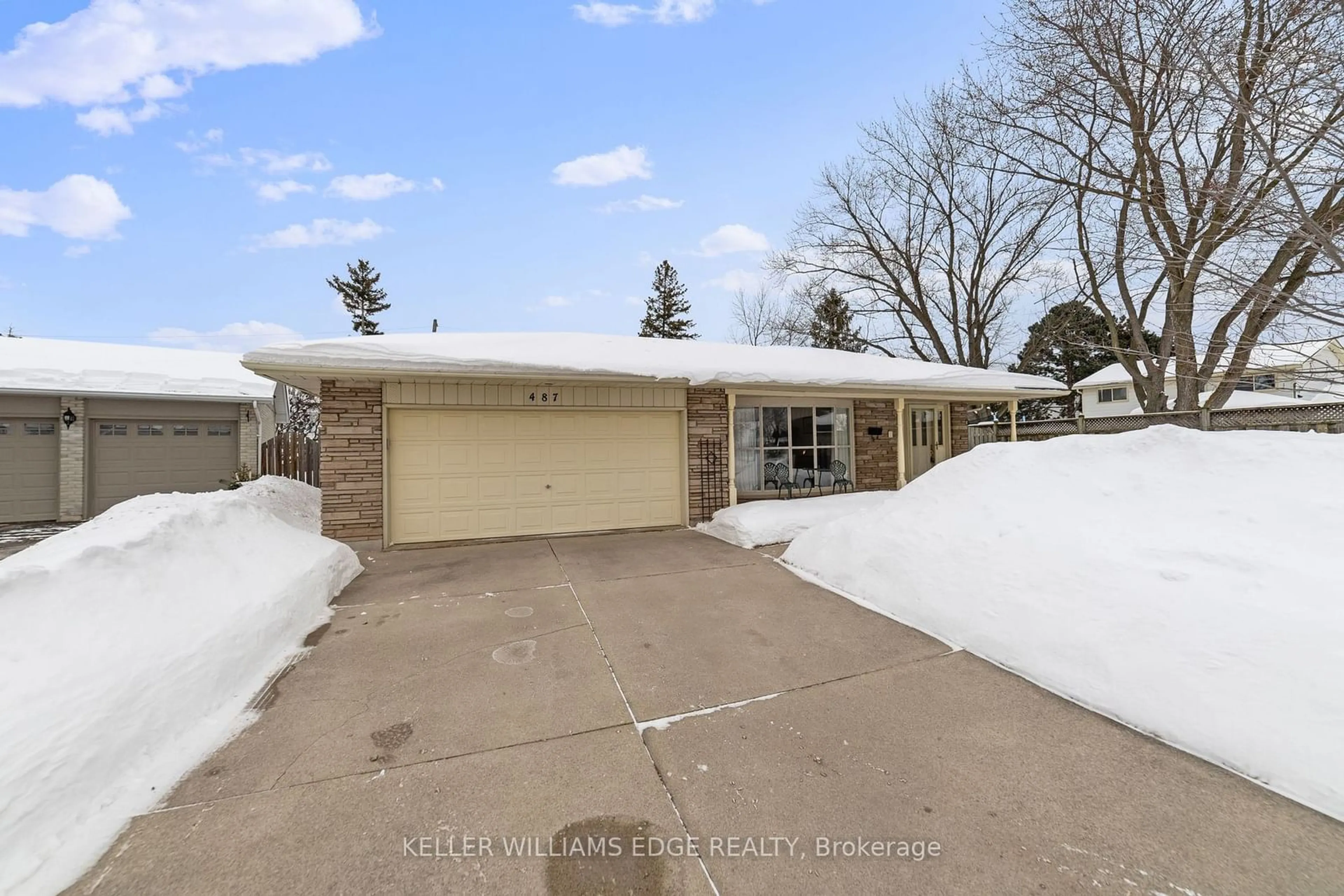 A pic from outside/outdoor area/front of a property/back of a property/a pic from drone, street for 487 Kilarney Crt, Burlington Ontario L7L 2N6