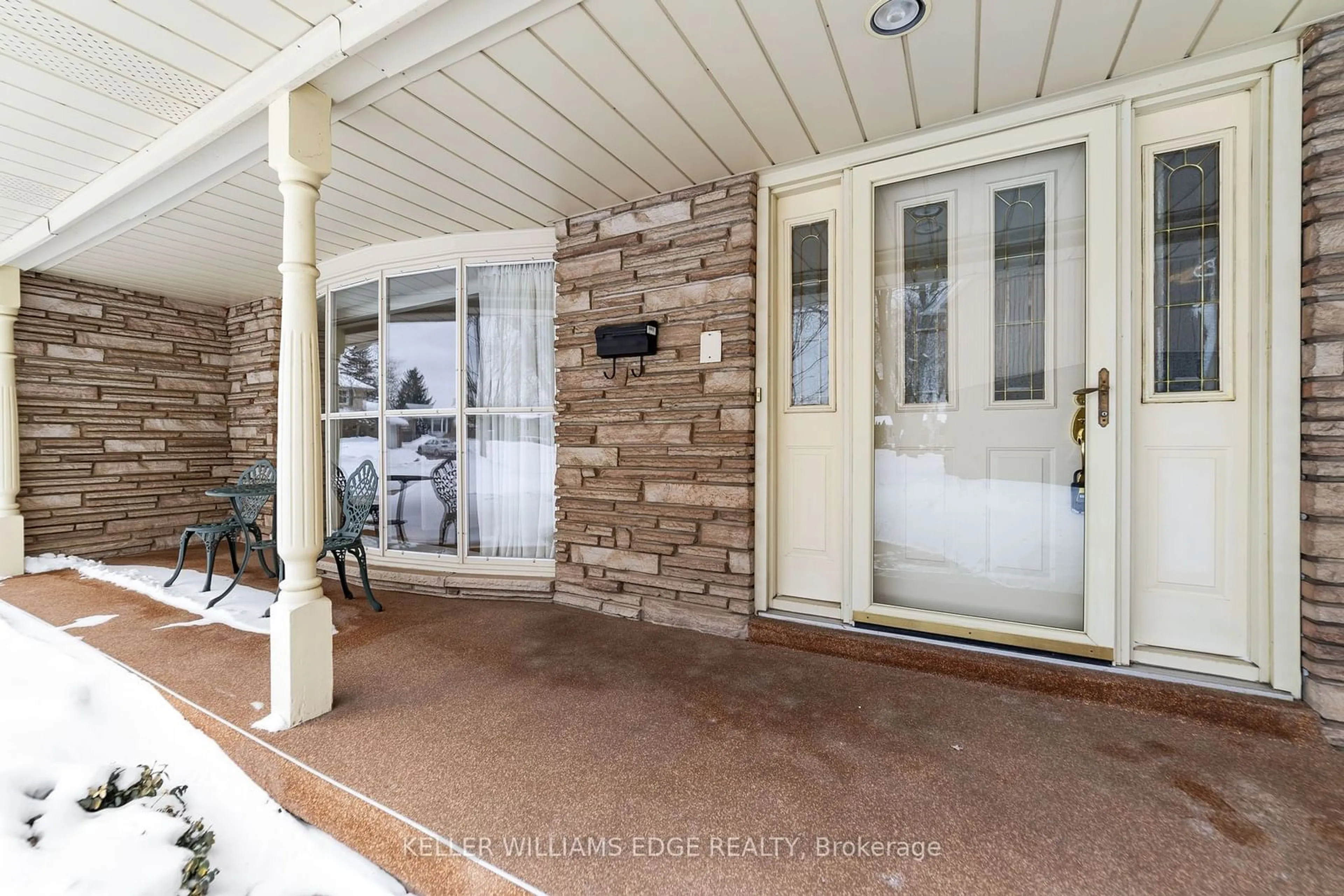 Indoor entryway for 487 Kilarney Crt, Burlington Ontario L7L 2N6