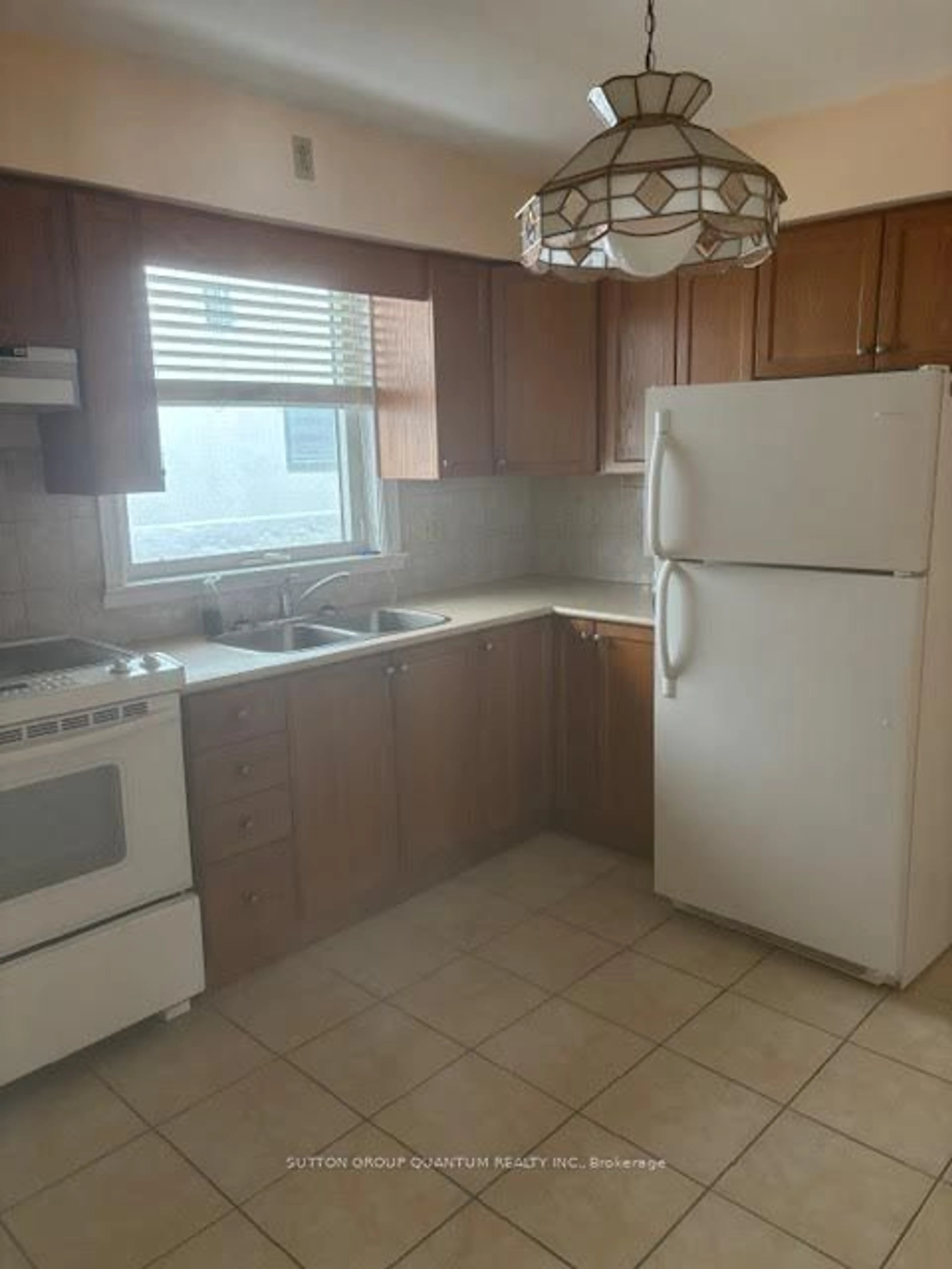 Standard kitchen, unknown for 61 Forest Ave, Mississauga Ontario L5G 1L3